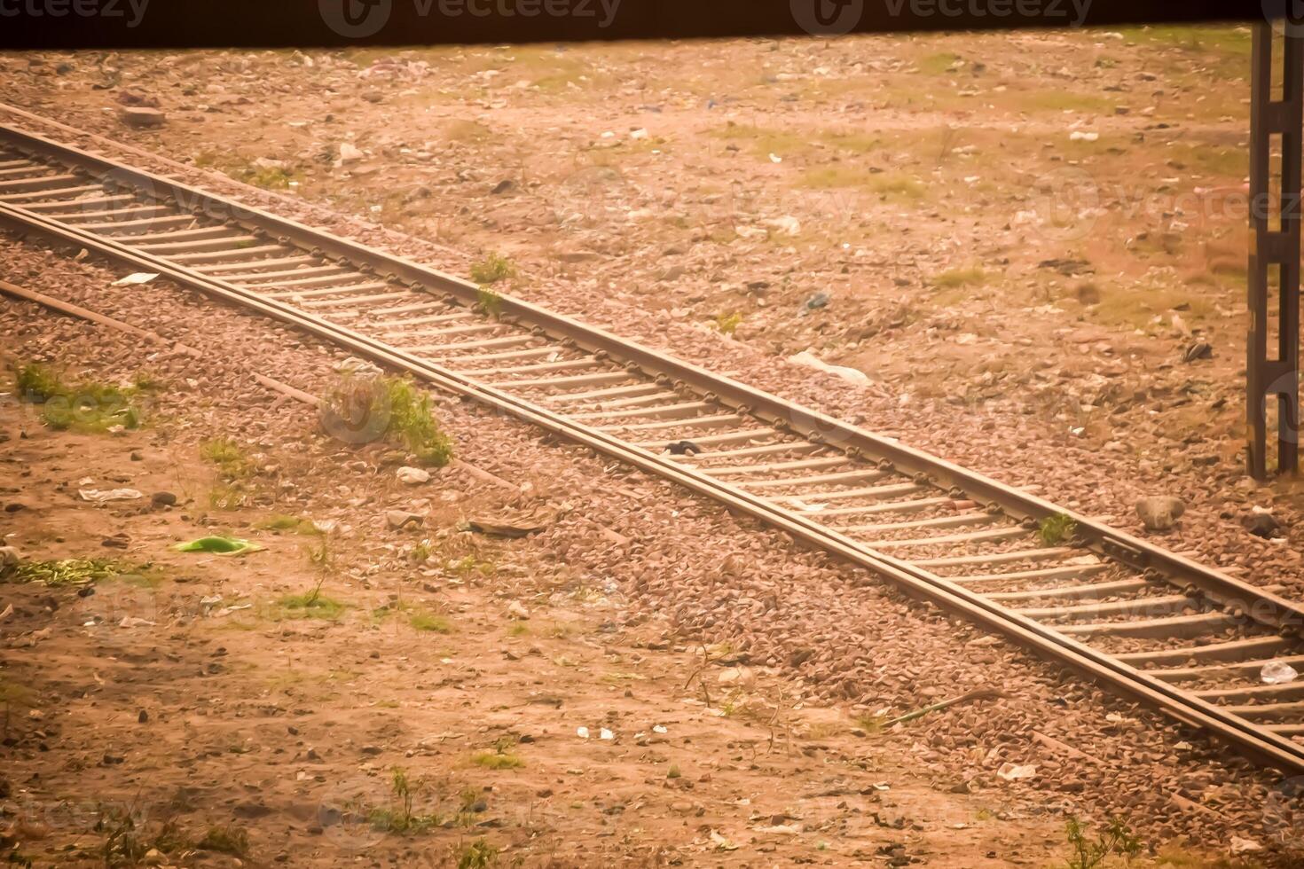 Visão do trem estrada de ferro faixas a partir de a meio durante dia às Kathgodam estrada de ferro estação dentro Índia, brinquedo trem rastrear visualizar, indiano estrada de ferro junção, pesado indústria foto