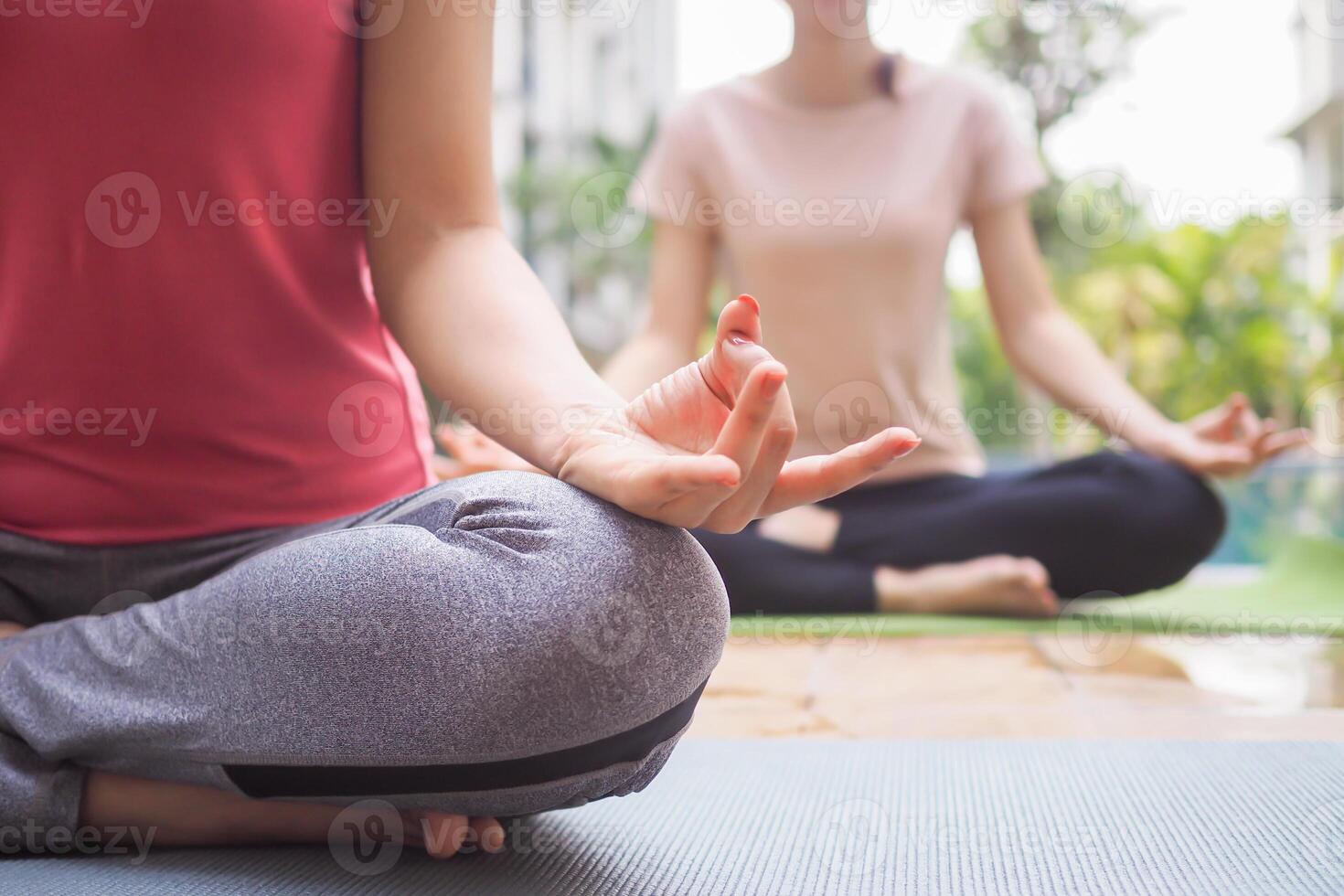 fino mulher praticando ioga perto natação piscina às condomínio. ásia mulher fazendo exercícios dentro manhã. equilíbrio, meditação, relaxamento, calma, Boa saúde, feliz, relaxar, saudável estilo de vida conceito foto