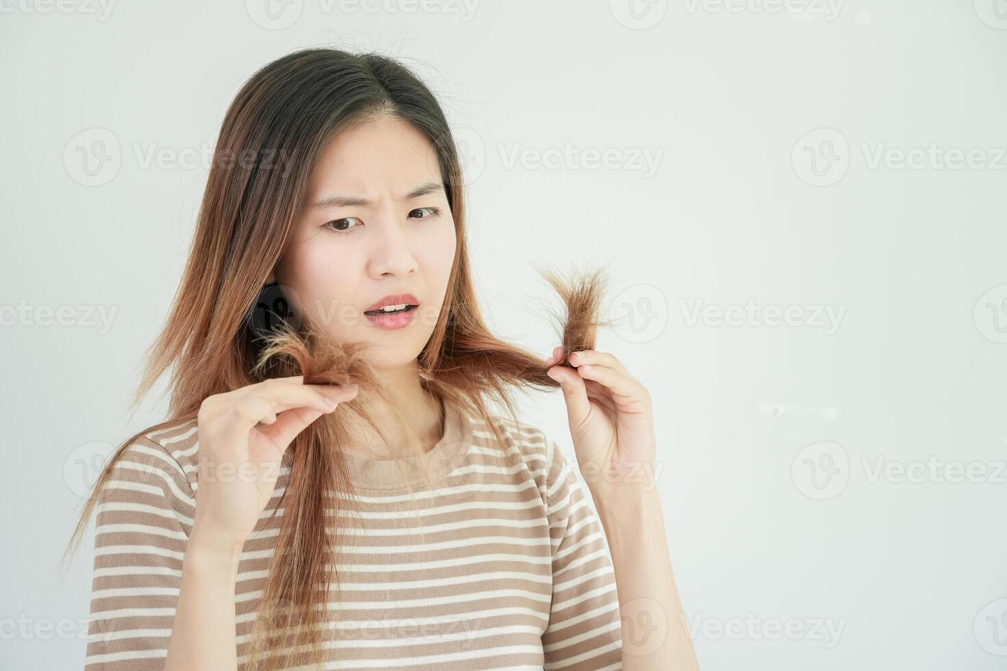 ásia mulher muito triste e chateado olhando às estragado cabelo, cabelo perda, cabelo desbaste problema, Vitamina deficiência, calvície, pós-parto, biotina, zinco, menstrual ou endócrino distúrbios, hormonal desequilíbrio foto