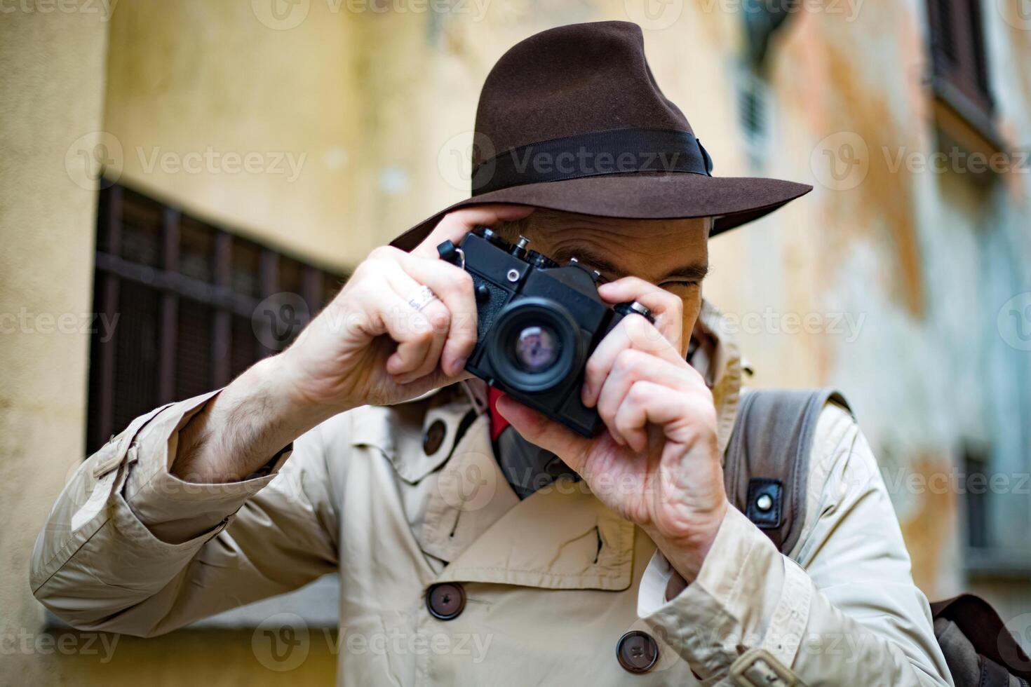 detetive levando fotos dentro uma sidade favela com dele vintage Câmera