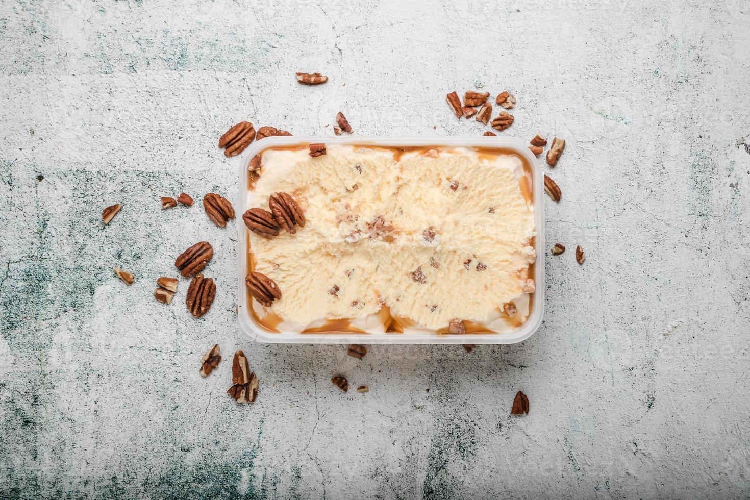 sorvete com amendoim na mesa de concreto branco foto