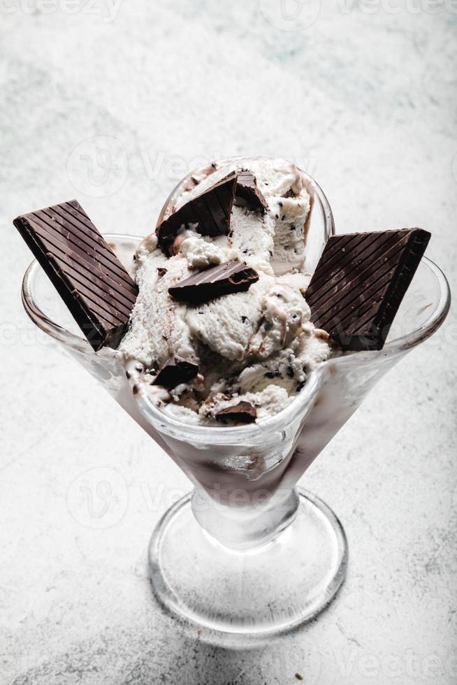 colher de sorvete de stracciatella italiana com flocos de chocolate amargo em um sorvete cremoso de baunilha. vista do topo. especialidade italiana stracciatella gelo foto