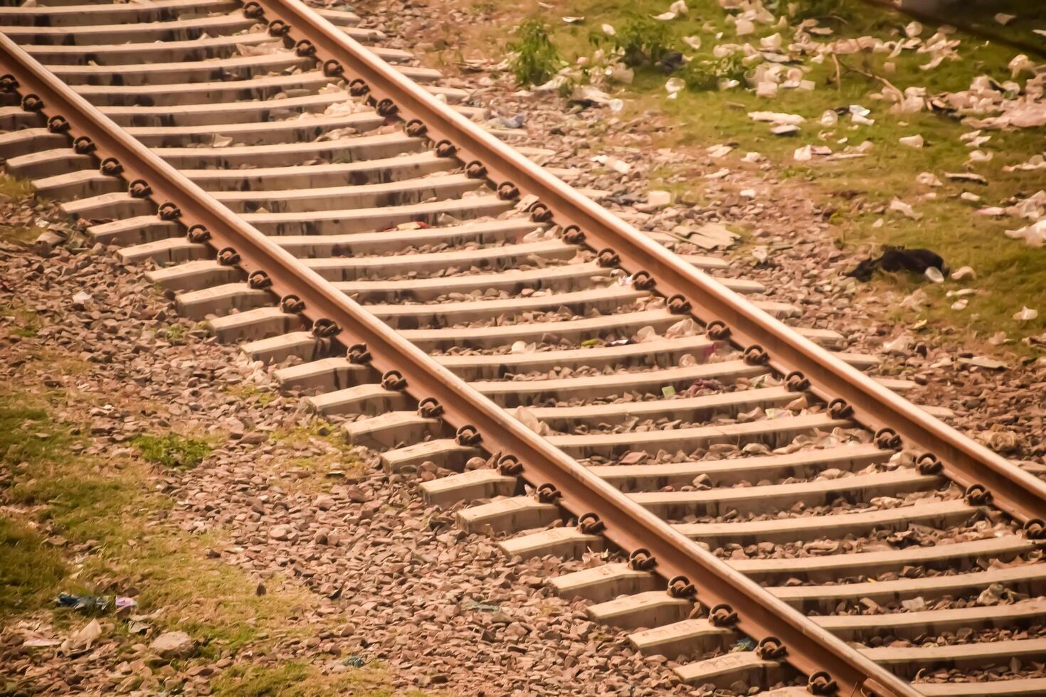 Visão do trem estrada de ferro faixas a partir de a meio durante dia às Kathgodam estrada de ferro estação dentro Índia, brinquedo trem rastrear visualizar, indiano estrada de ferro junção, pesado indústria foto