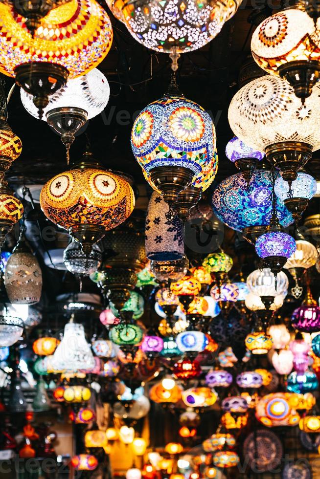 lâmpadas e lanternas em mosaico marroquino ou turco foco seletivo de fundo foto