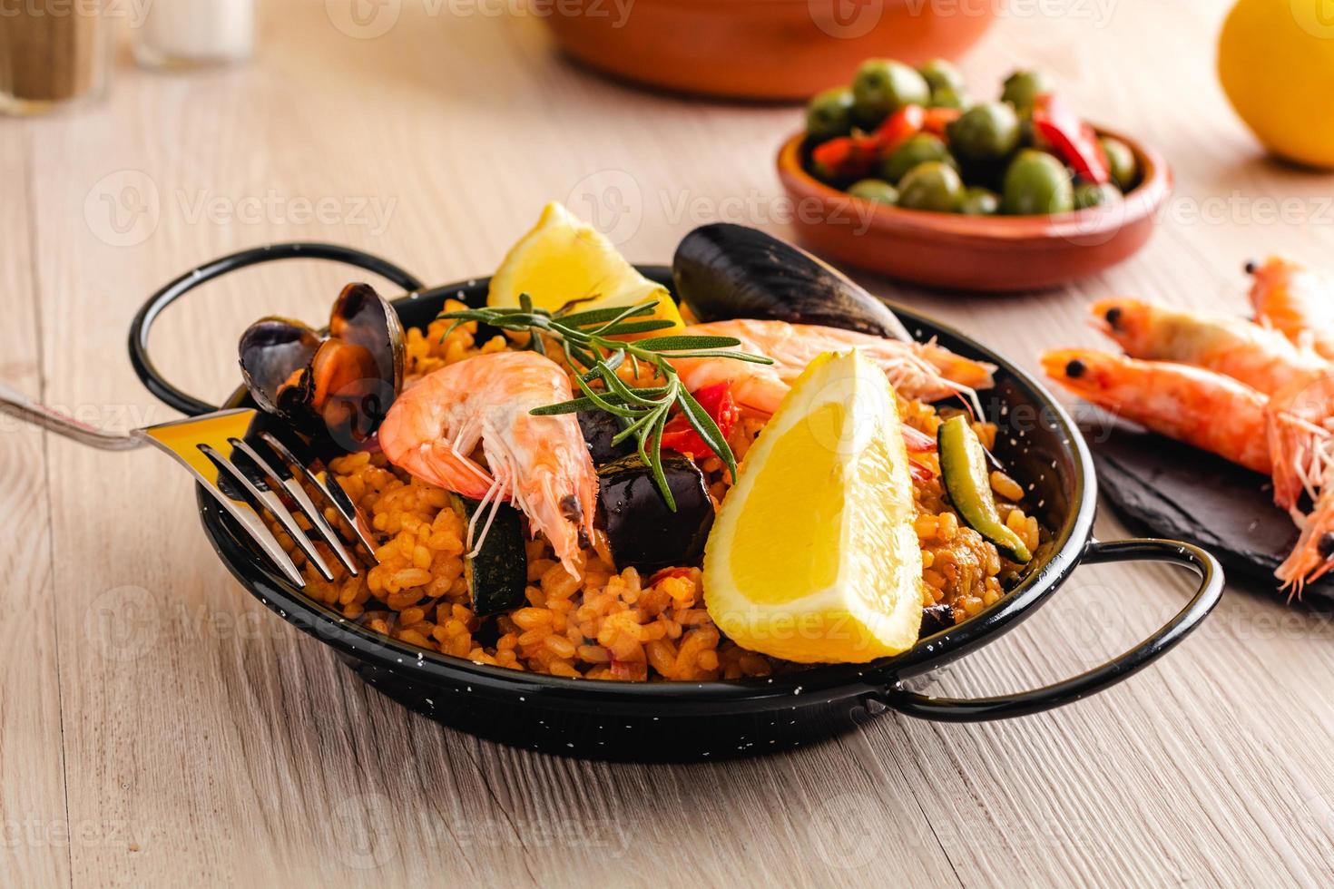 paella comida tradicional espanhola, servida em prato de tapa foto