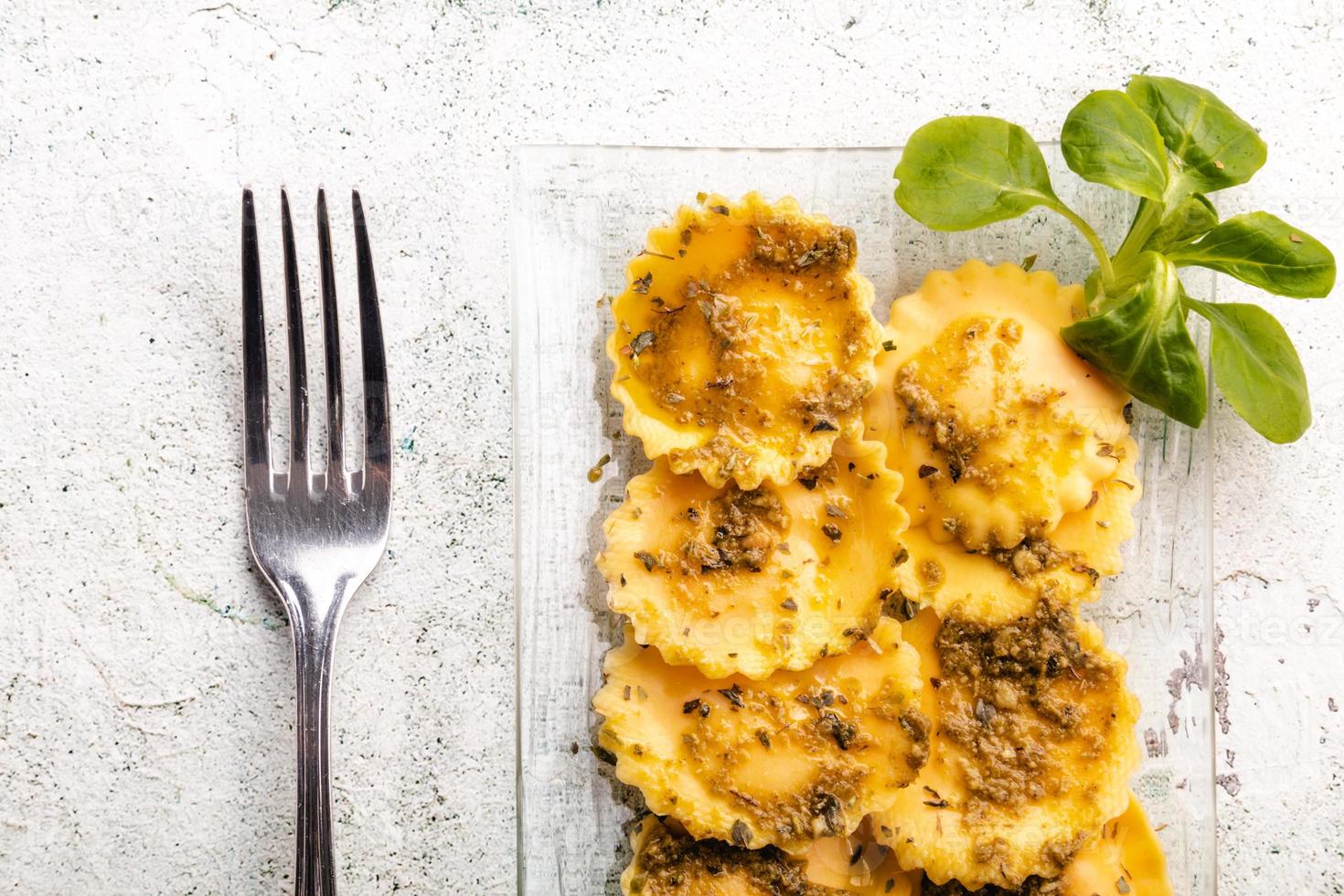 Ravioli de massa recheada italiana com molho pesto foto