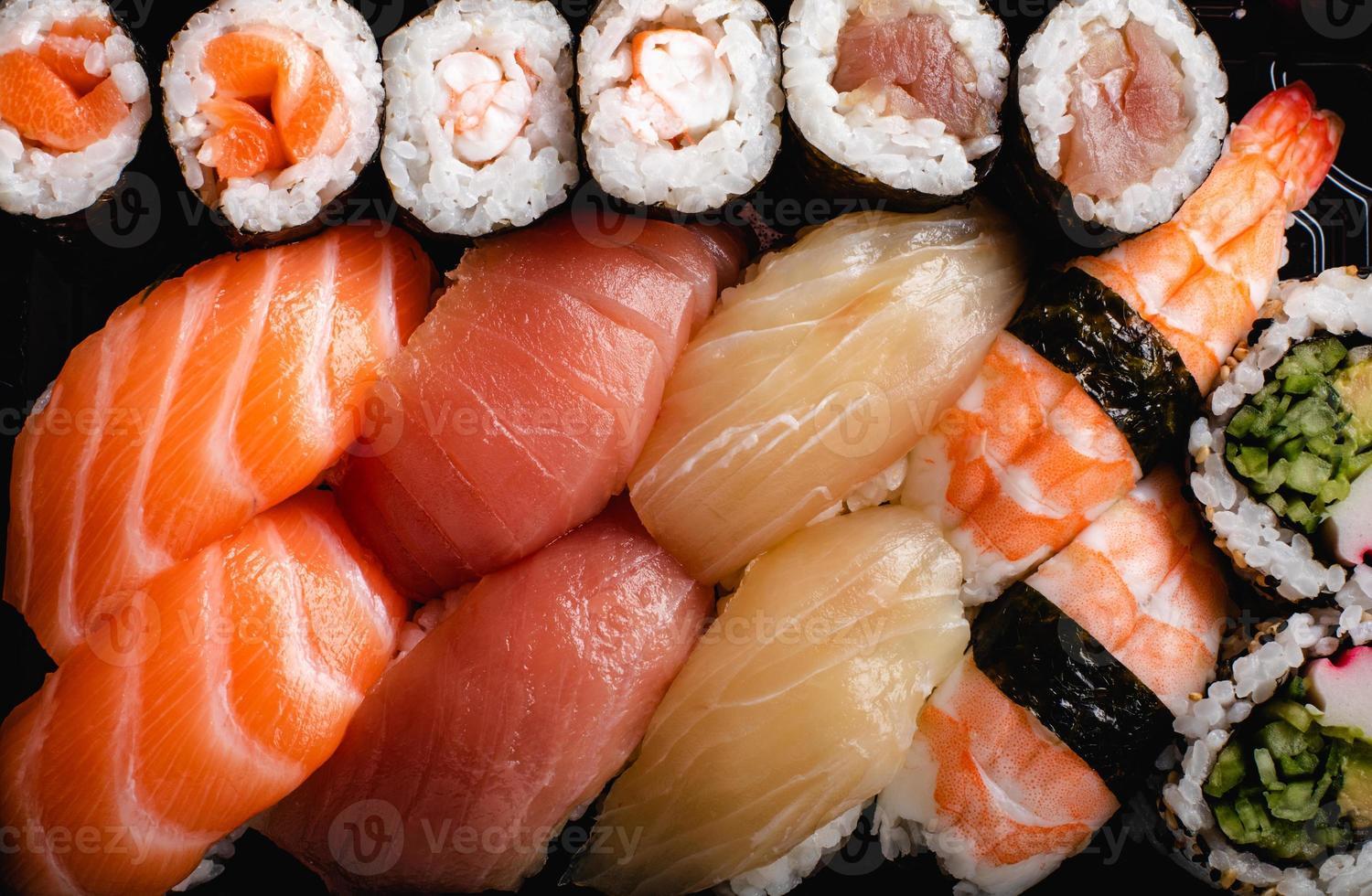 conjunto de sushi servido. variedade de sushi foto