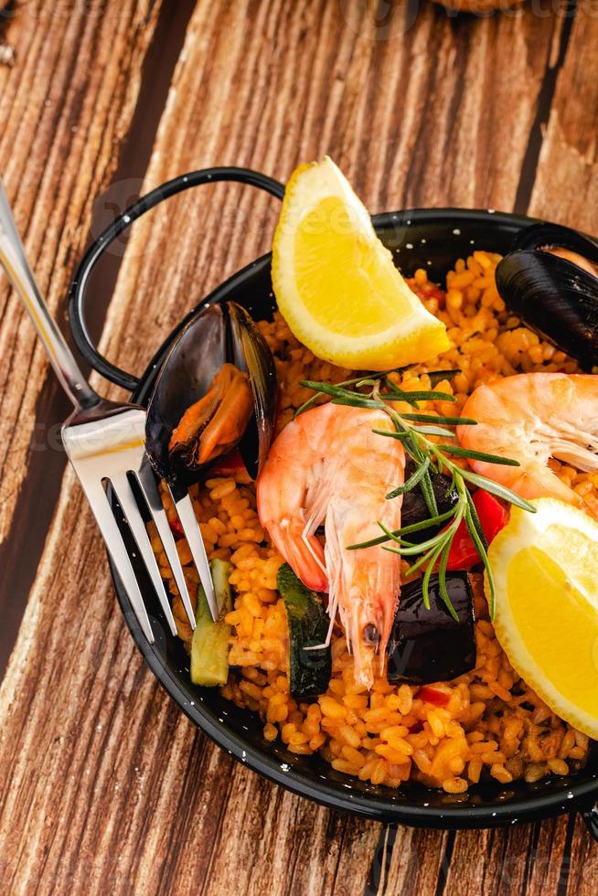 tradicional paella espanhola com frutos do mar foto