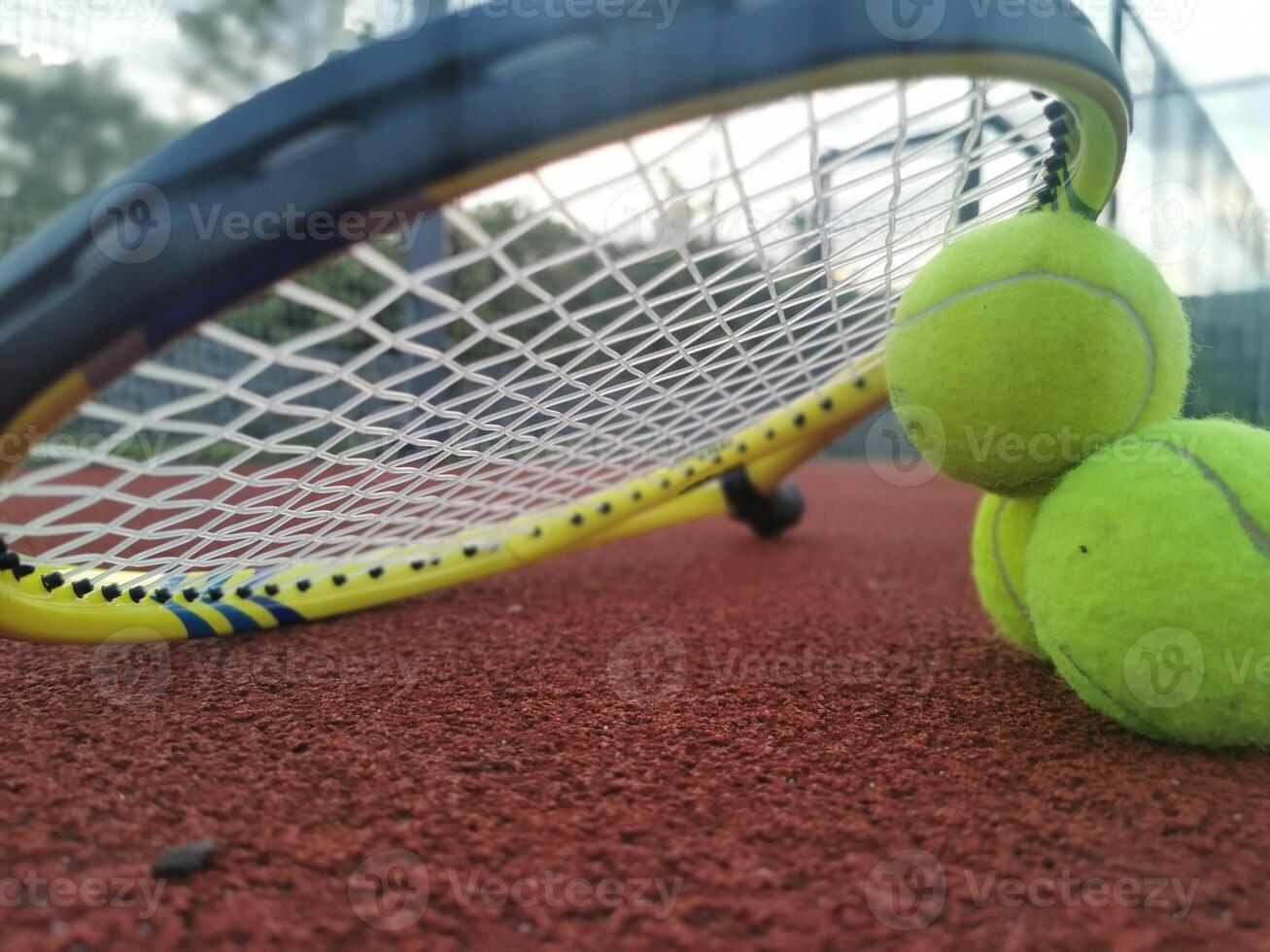 tênis raquete com uma tênis bola em uma tênis quadra foto