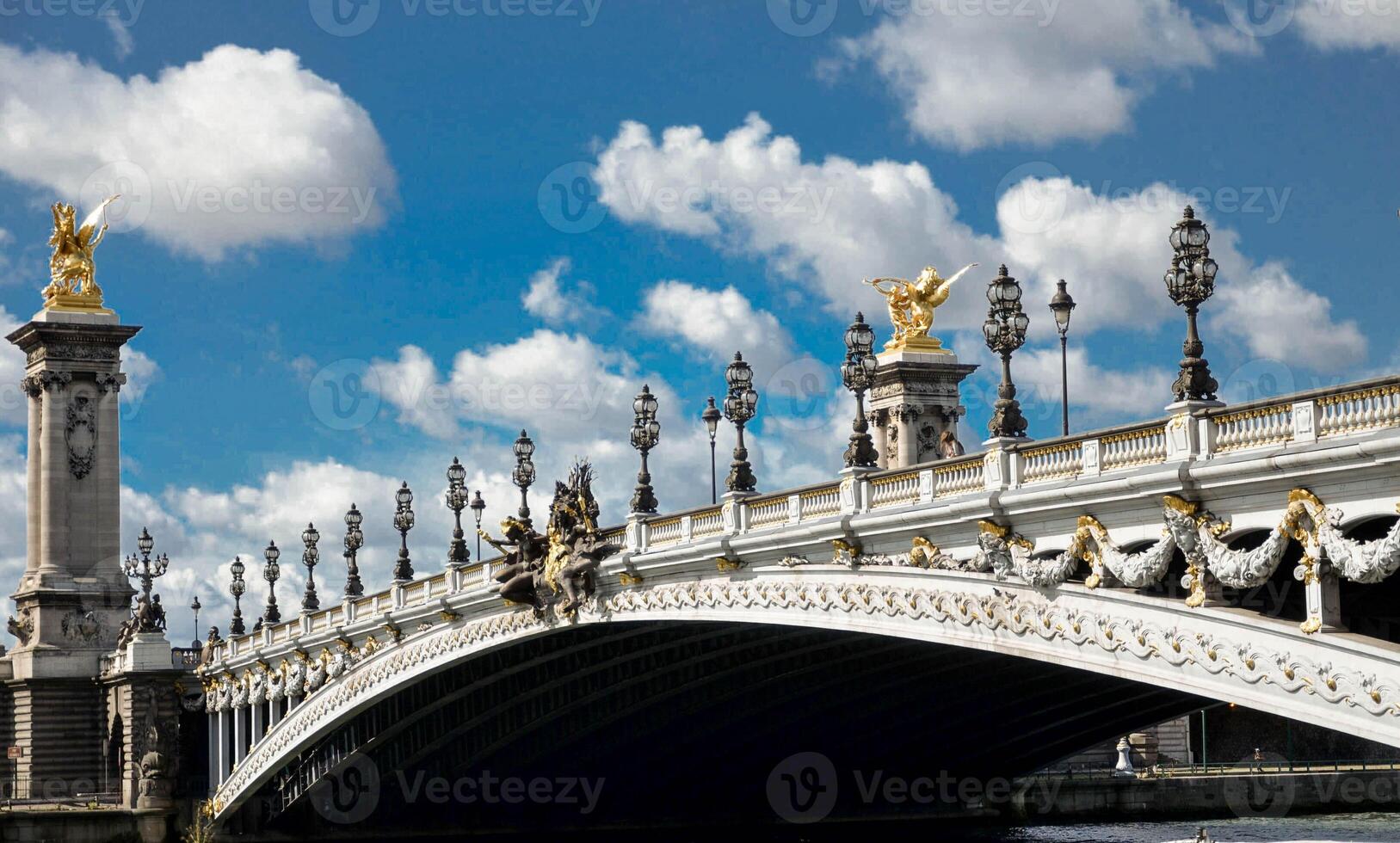 a Alexandre iii ponte é uma ponte dentro Paris sobre a sena, conectando a grande palácio e petit palácio para a hotel des invalidos a imponente construção, pretendido foto