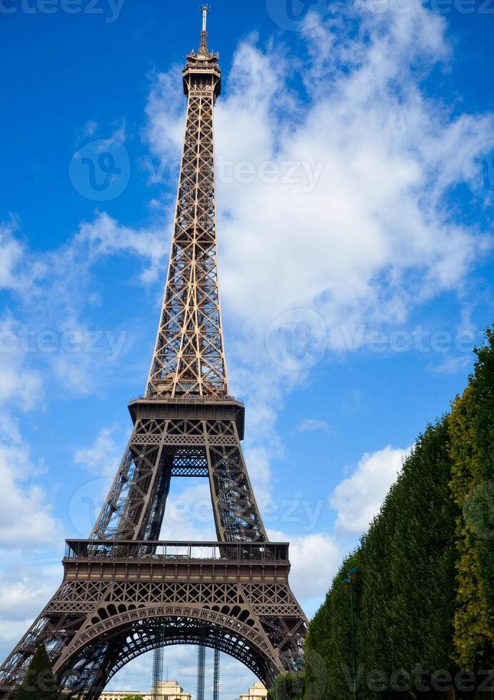 a eiffel torre é uma metal torre concluído dentro 1889 para a universal exibição e então passou a ser a a maioria famoso monumento dentro Paris foto