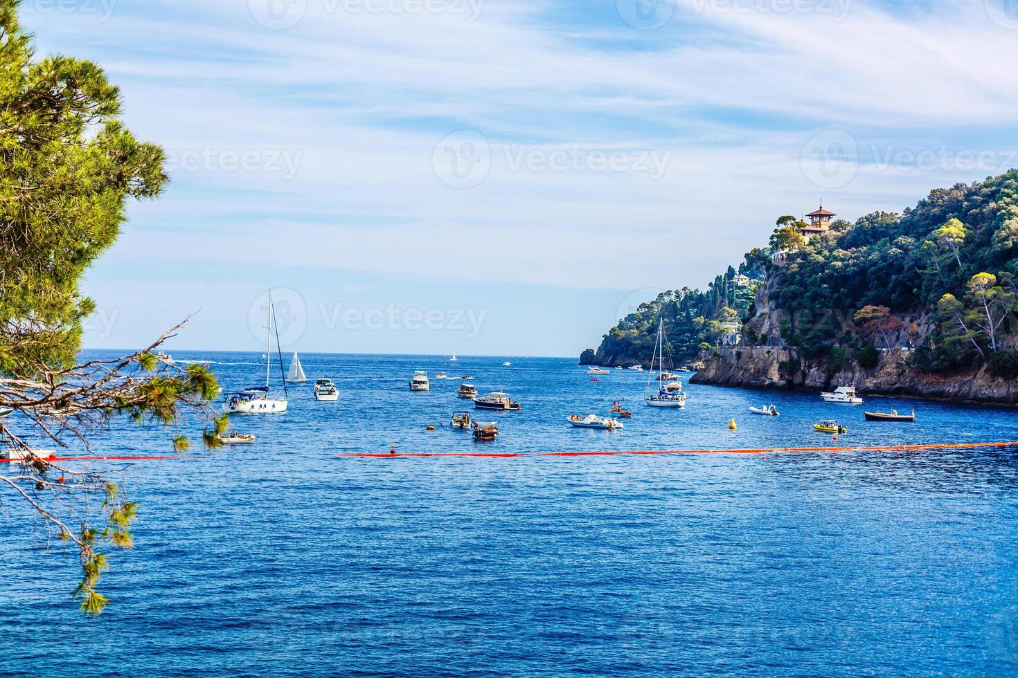 barcos de pesca ancorados na água no porto do mar da ligúria e mediterrâneo perto da costa da riviera di levante do parque nacional cinque terre costa com céu azul, vila de riomaggiore, ligúria, itália. foto