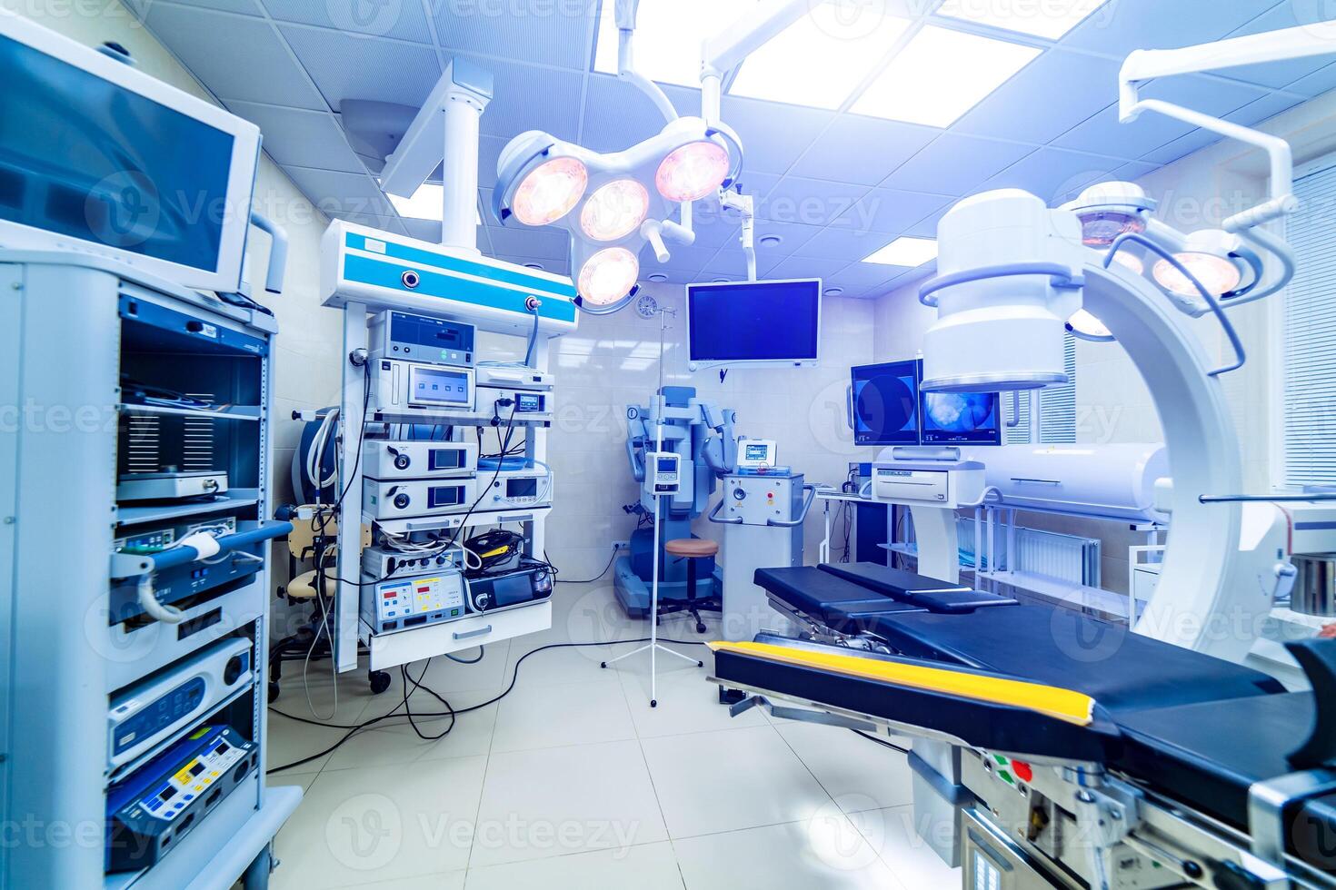 hospital interior com operativo cirurgia mesa, lâmpadas e ultra moderno dispositivos, tecnologia dentro moderno clínica foto