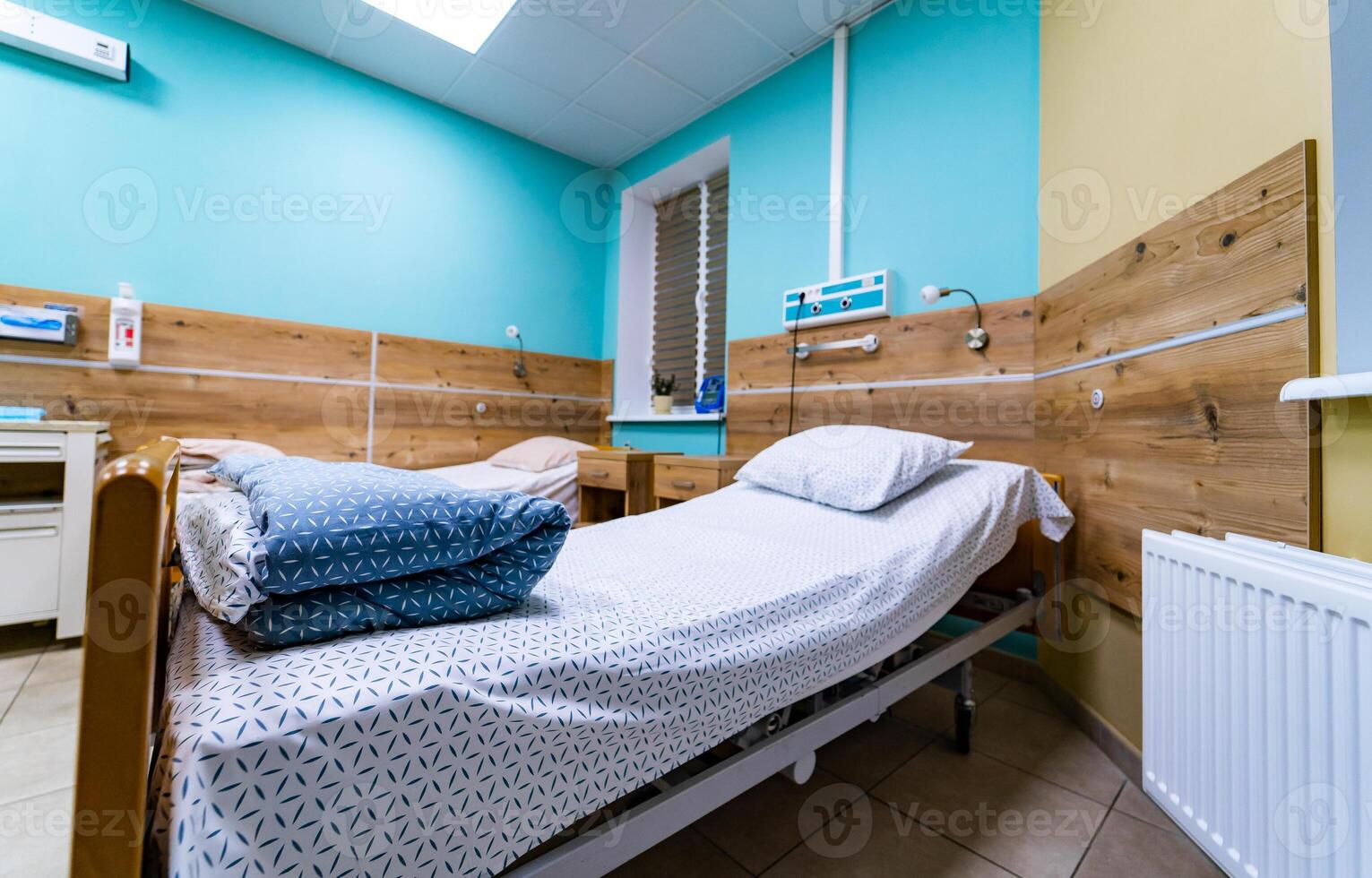 hospital paciente enfermaria ou intensivo Cuidado unidade. esvaziar cama quarto interior para enfermagem Cuidado e saúde tratamento serviço pano de fundo foto