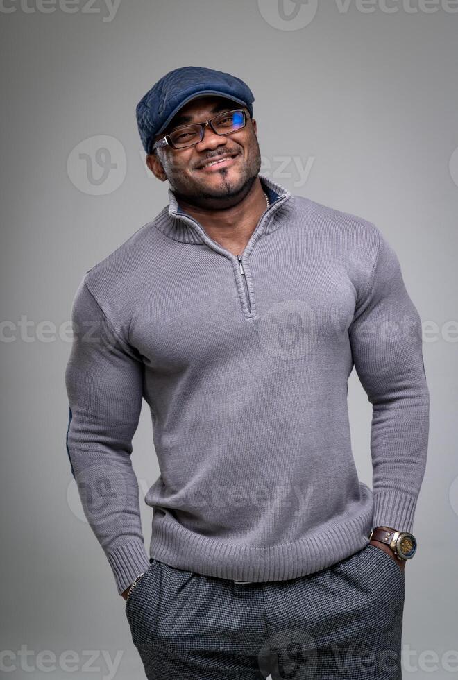 Atlético sorrindo elegante modelo posando dentro estúdio. muscular homem dentro camisa sorrindo para dentro Câmera. foto