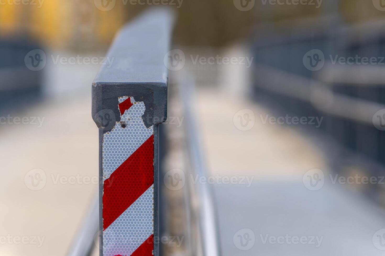 uma vermelho e branco barreira para proteger pedestres foto