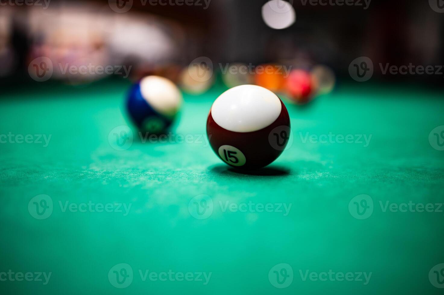 fechar-se tiro do de bilhar bolas em uma piscina mesa foto