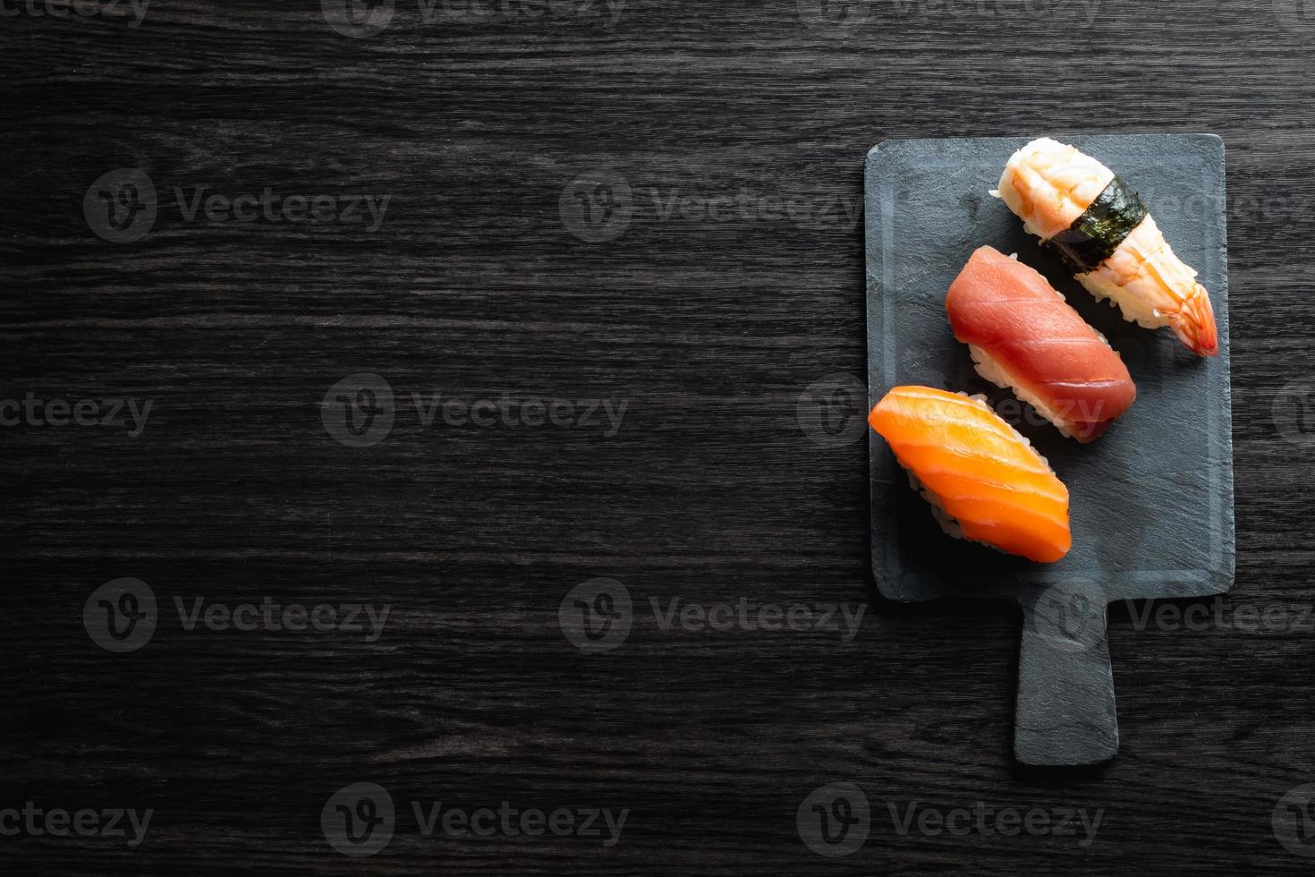 nigiri sushi na mesa de madeira em um restaurante japonês. copie o espaço e vista superior foto