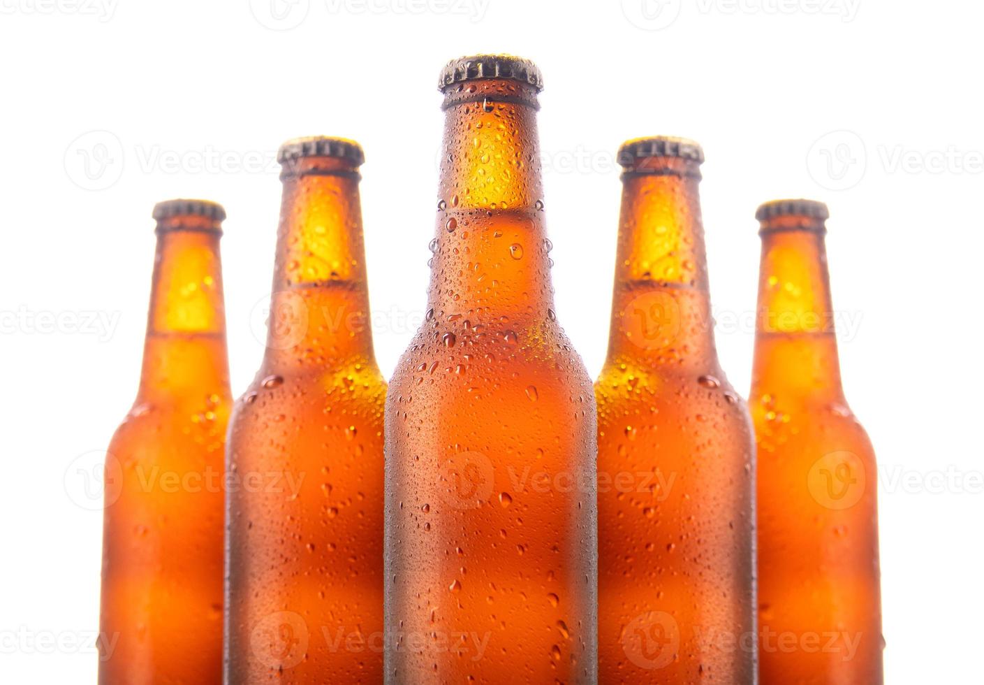 conjunto de cinco garrafas de cerveja isoladas no fundo branco foto
