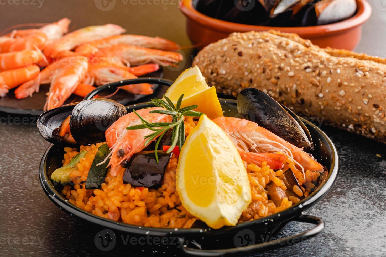 paella comida tradicional espanhola, servida em prato de tapa foto