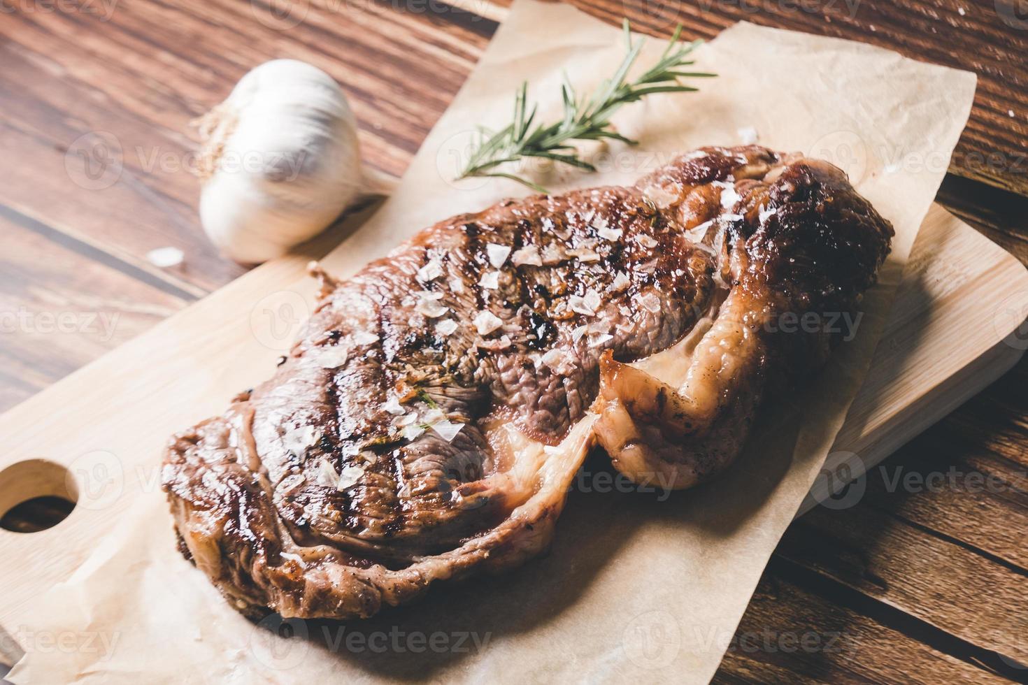 churrasco envelhecido rosbife em fundo de madeira foto