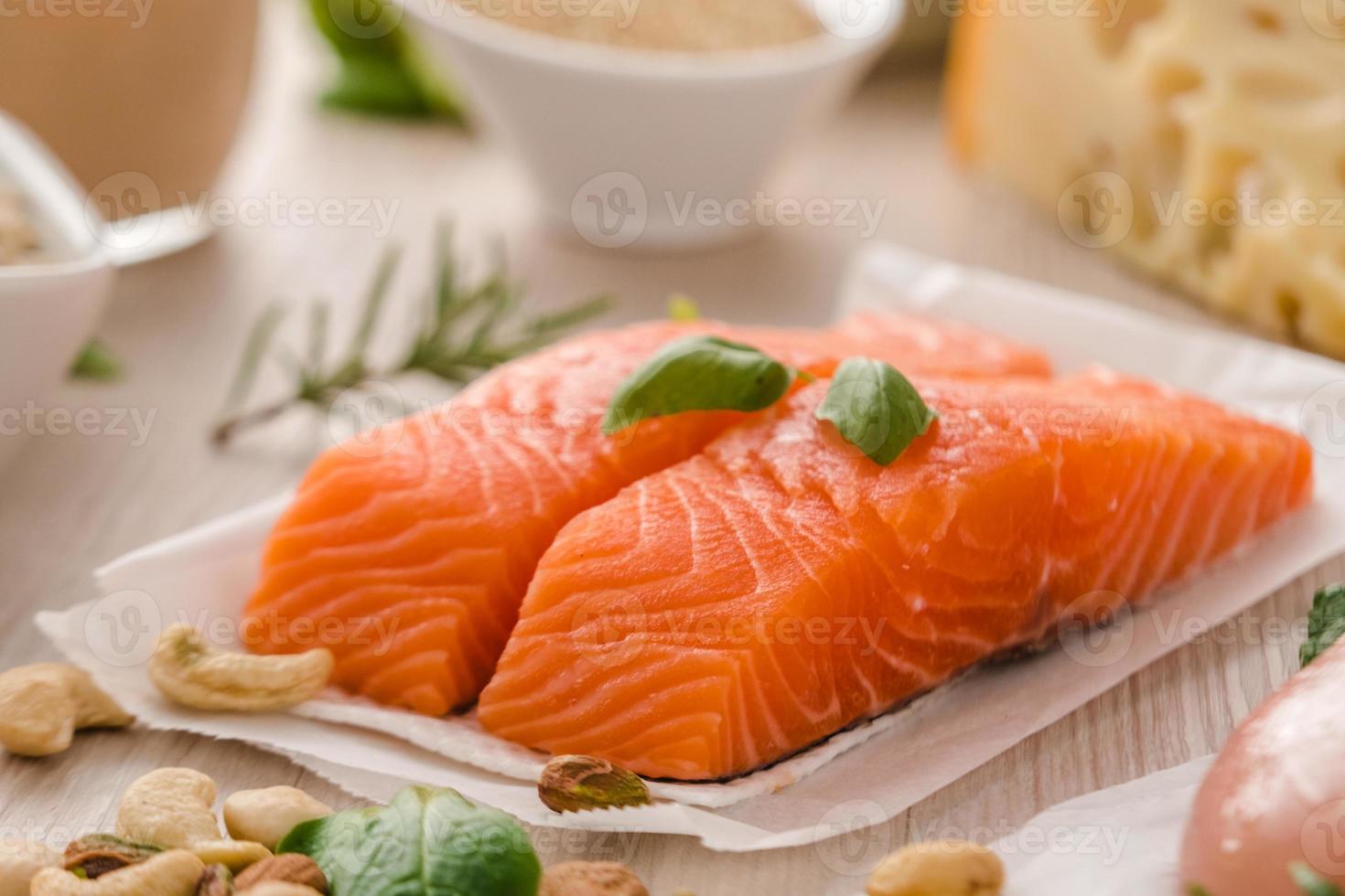 bife de salmão cru. conceito de comida saudável e proteica foto