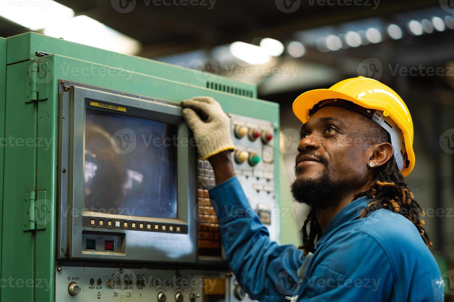 Preto masculino mecânico engenheiro trabalhando às metal torno fábrica máquina torno operativo engenheiro africano americano pessoas. foto