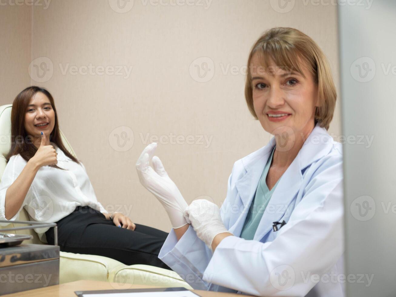 médico enfermeira dentista fêmea mulher senhora pessoa pessoas humano vestem uniforme luva Veja às Câmera paciente feliz sorrir alegre médico higiene odontologia profissional boca examinando ortodontista dental foto