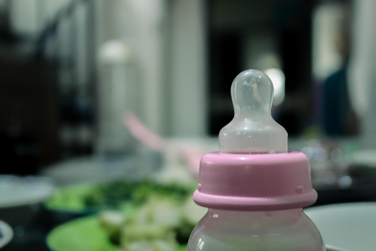 Rosa bebê leite garrafa borrão fundo foto