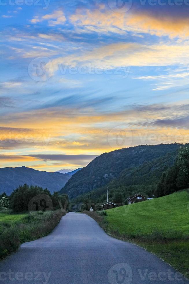 pôr do sol espetacular sobre montanhas e vales na bela hemsedal, noruega. foto