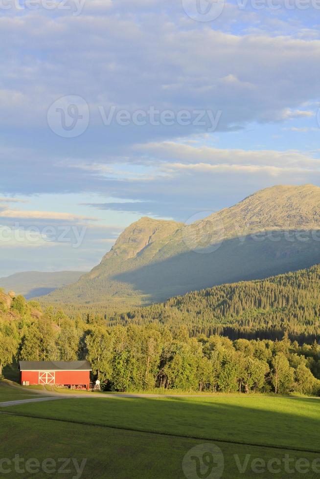 norueguês, casa de fazenda vermelha, zona rural em hemsedal, buskerud, noruega. foto