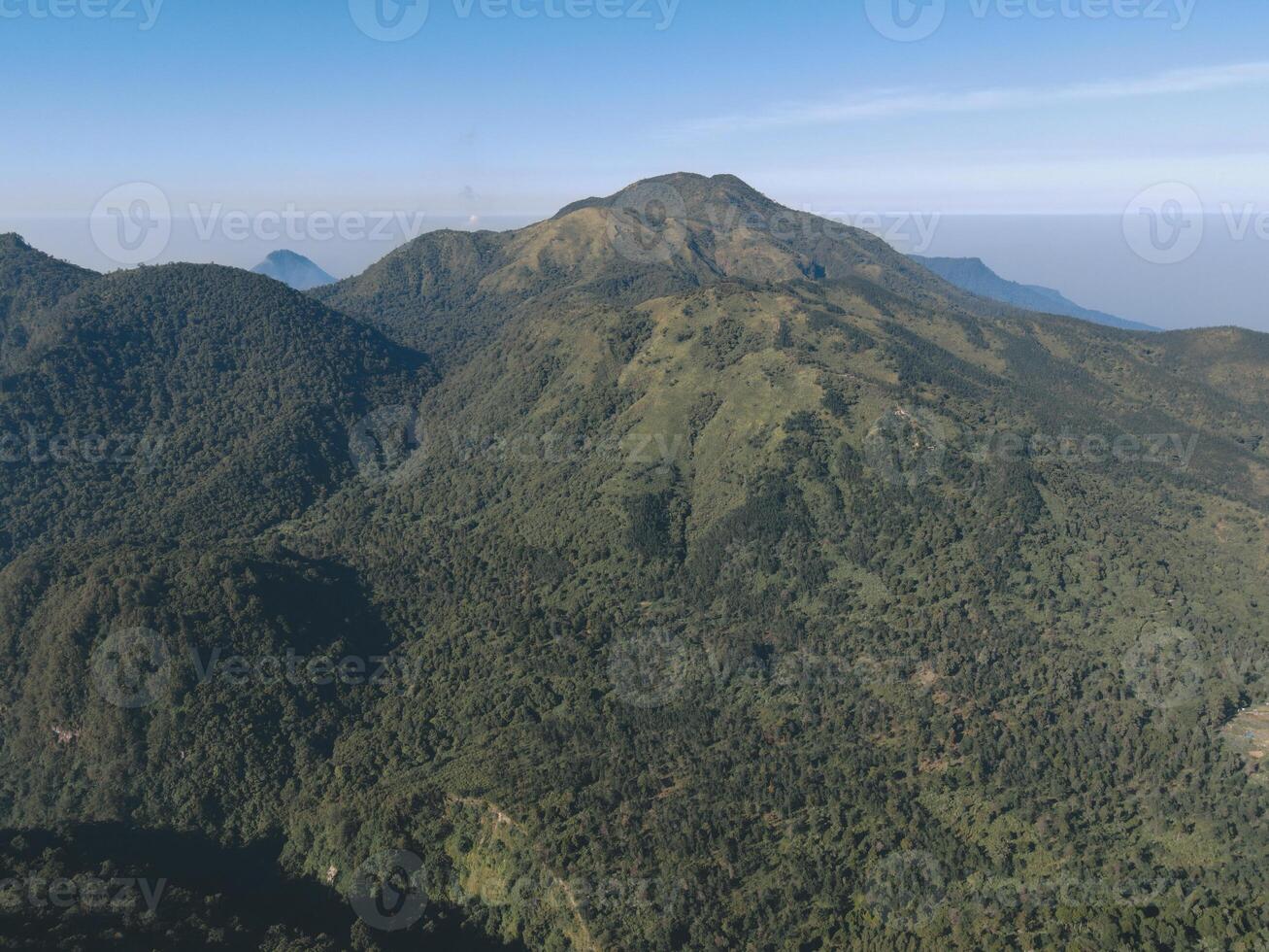 aéreo Visão pico do leiu montanha Indonésia com Claro céu dentro a manhã foto