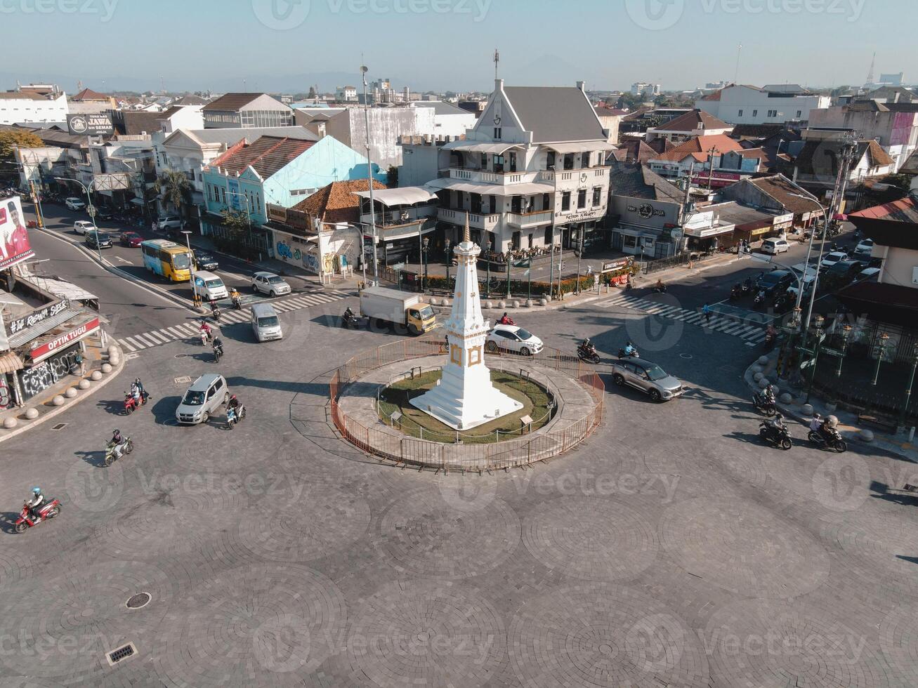 vista aérea do marco de tugu yogyakarta com tráfego movimentado. foto