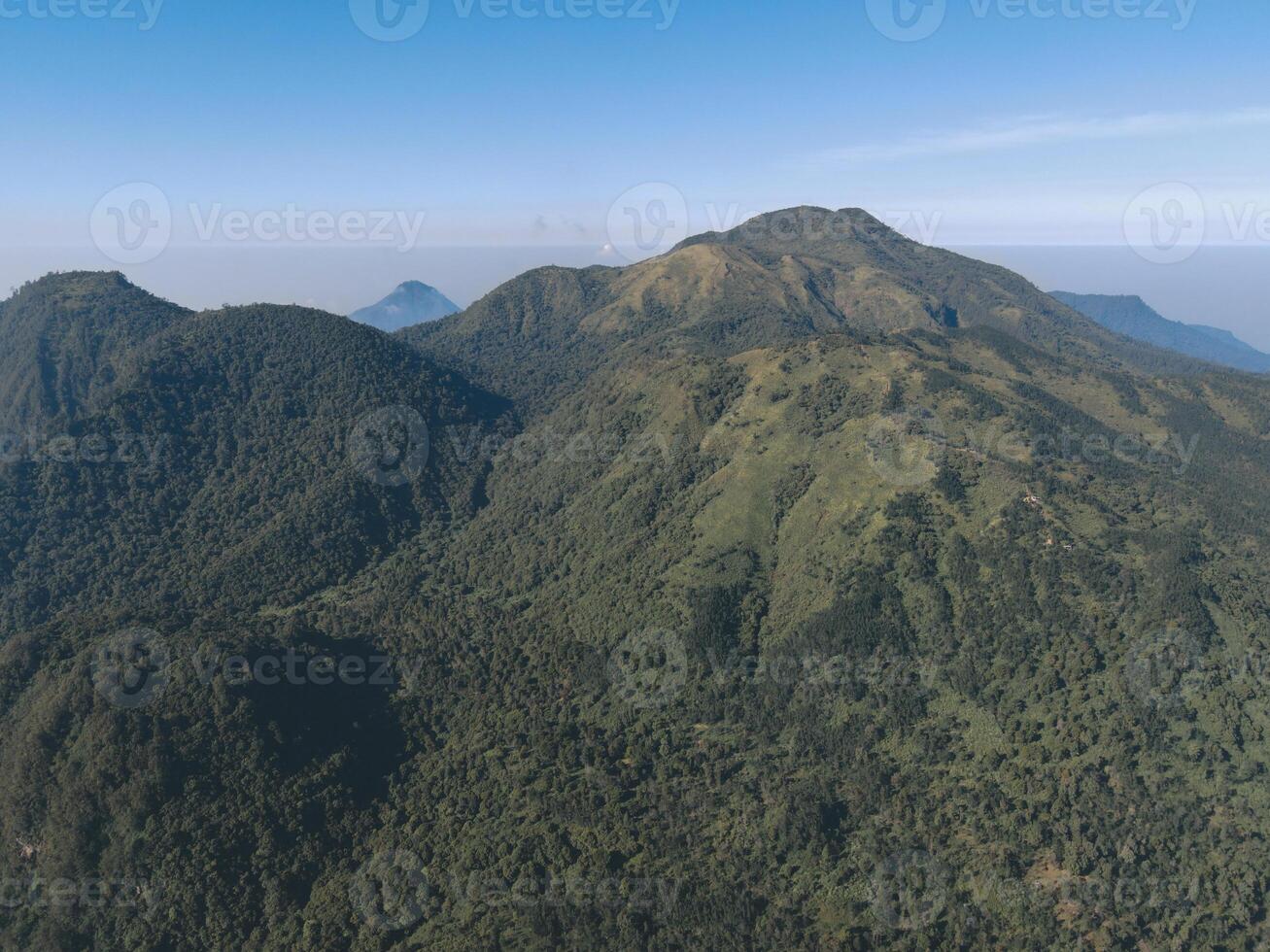 aéreo Visão pico do leiu montanha Indonésia com Claro céu dentro a manhã foto
