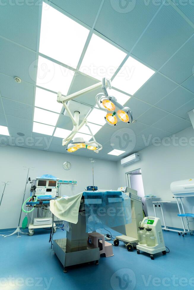 cirurgia quarto dentro Novo moderno hospital. quarentena médico operativo quarto com luzes. foto