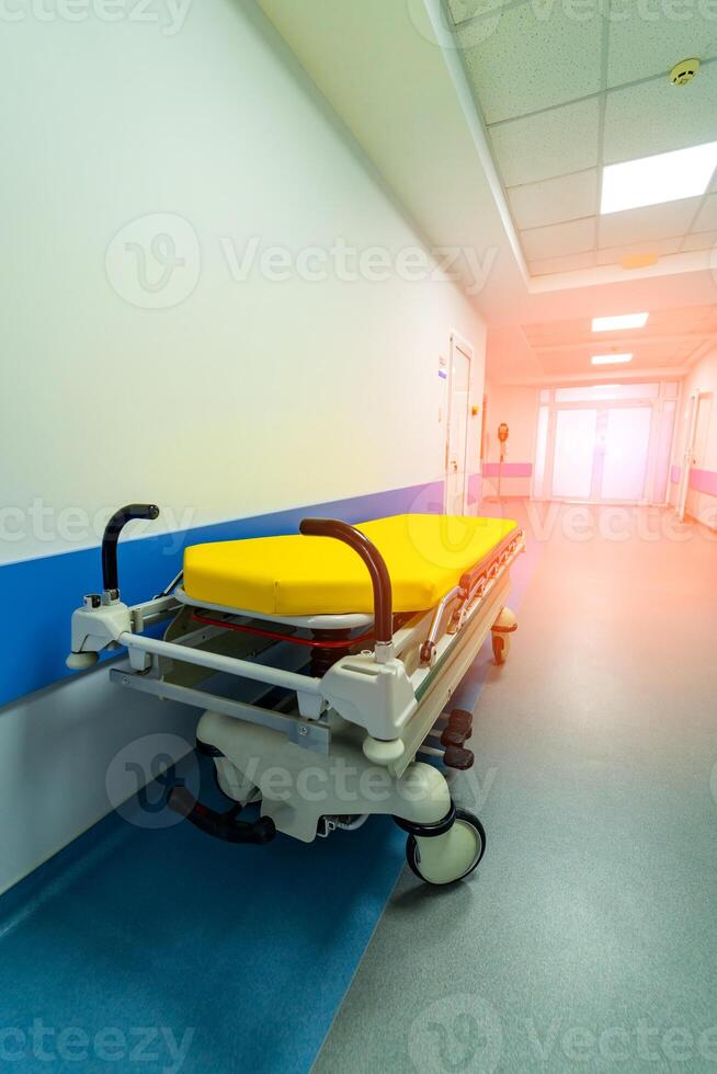 amarelo hospital cama em rodas dentro Largo grandes moderno corredor dentro hospital. foto