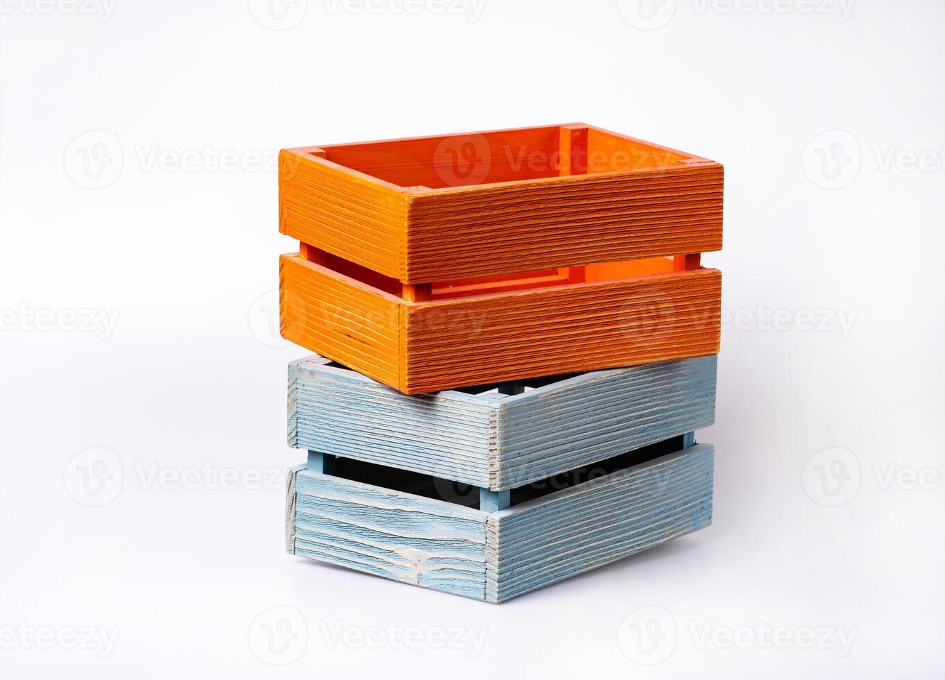 cor de madeira caixotes, isolado em branco foto