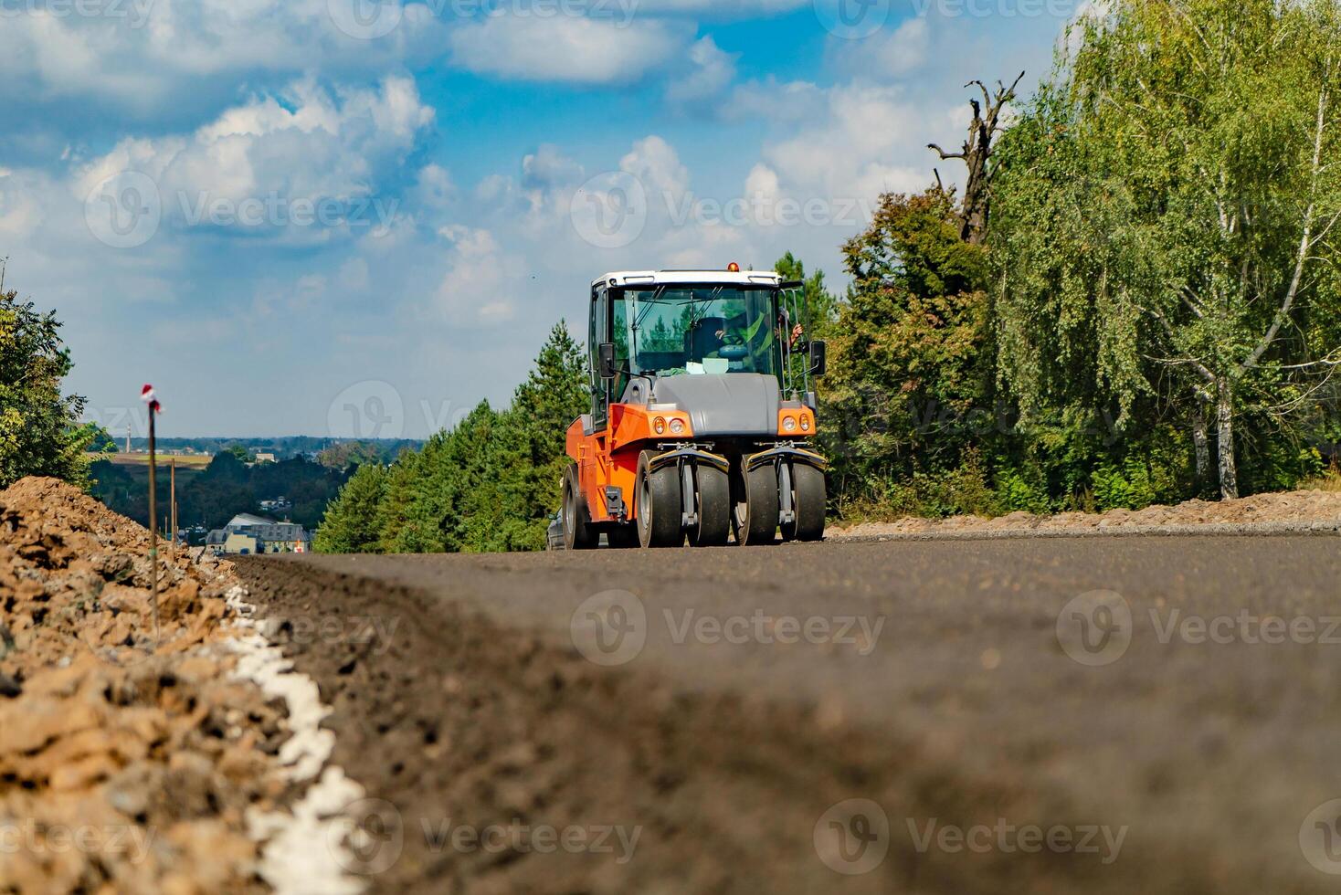 estrada rolo às estrada construção local. construção e reparar do rodovia foto