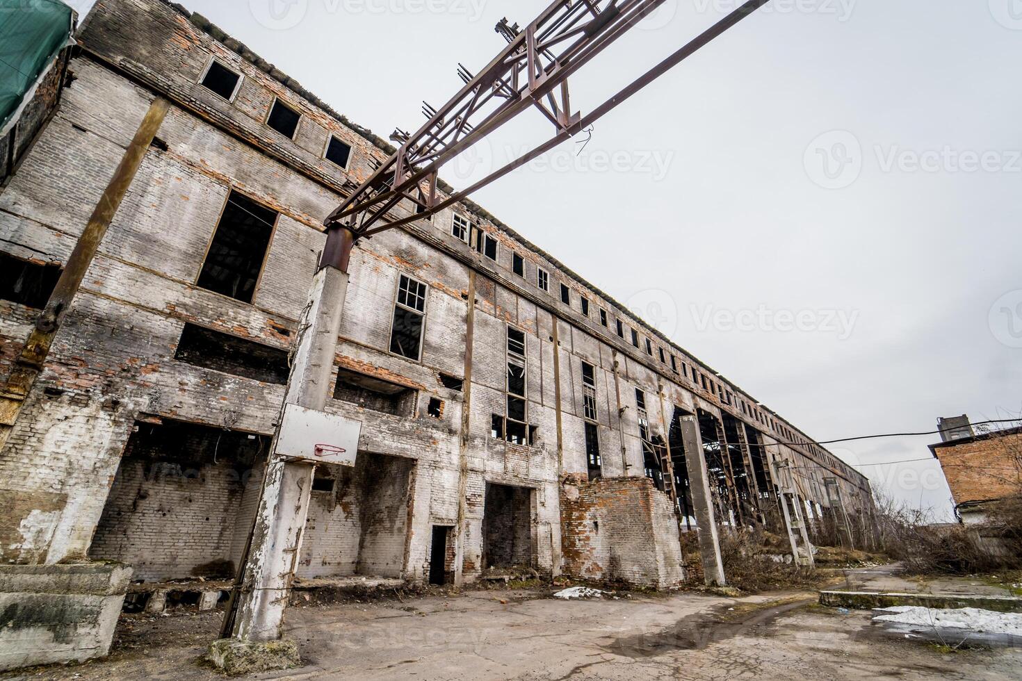 destruído abandonado fábrica depois de a guerra, quebrado vidro, destruição, assustador industrial composição foto