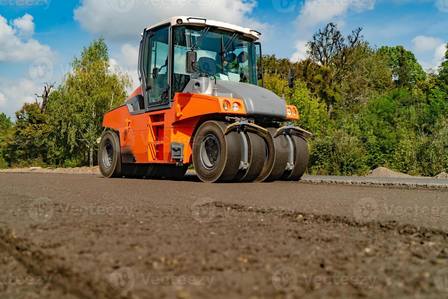 tandem vibração rolo Compactador trabalhando em asfalto pavimento, seletivo foco em estrada reparar. foto