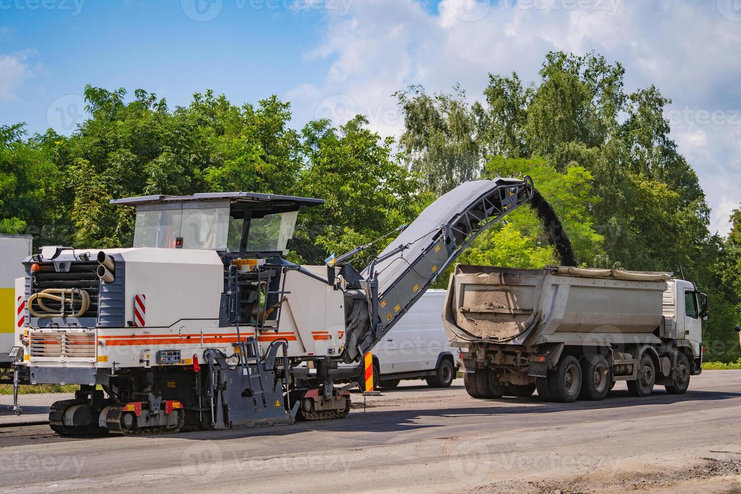 asfalto espalhador dentro trabalhar. estrada reparar, construção, pesado especial maquinaria. foto