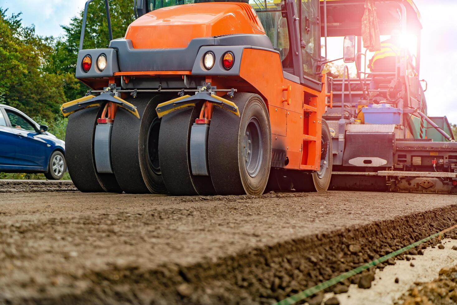 pesado vibração rolo Compactador às asfalto calçada trabalho para estrada e rodovia construção foto