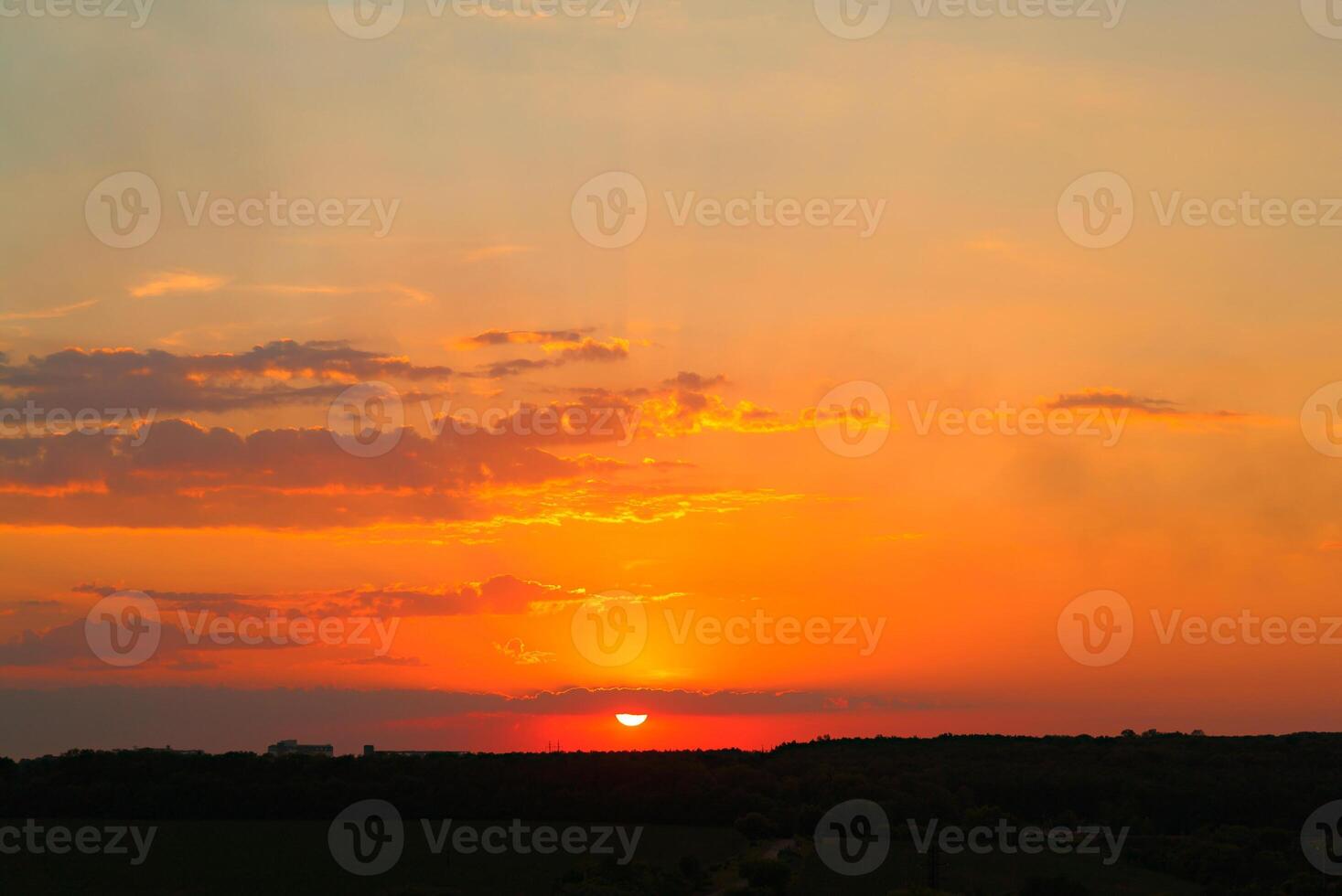 natural pôr do sol sobre a Sombrio campo ou floresta. brilhante dramático céu e Sombrio terra dentro a tarde às pôr do sol. foto