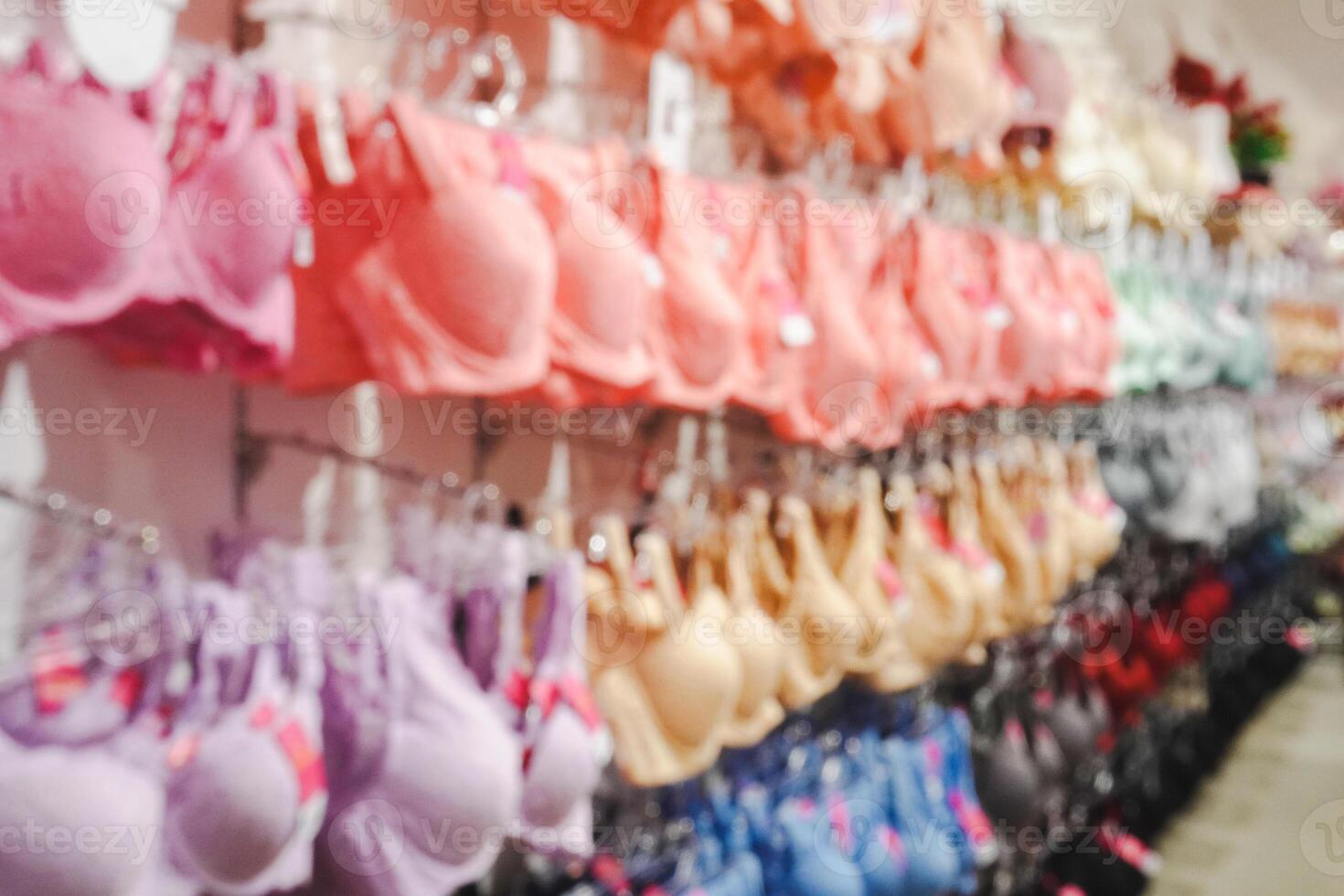 borrado imagem interior do uma colorida moderno mulheres lingerie e roupa íntima loja. calcinhas e sutiãs às roupas loja dentro compras shopping center. Fora do foco conceito. foto