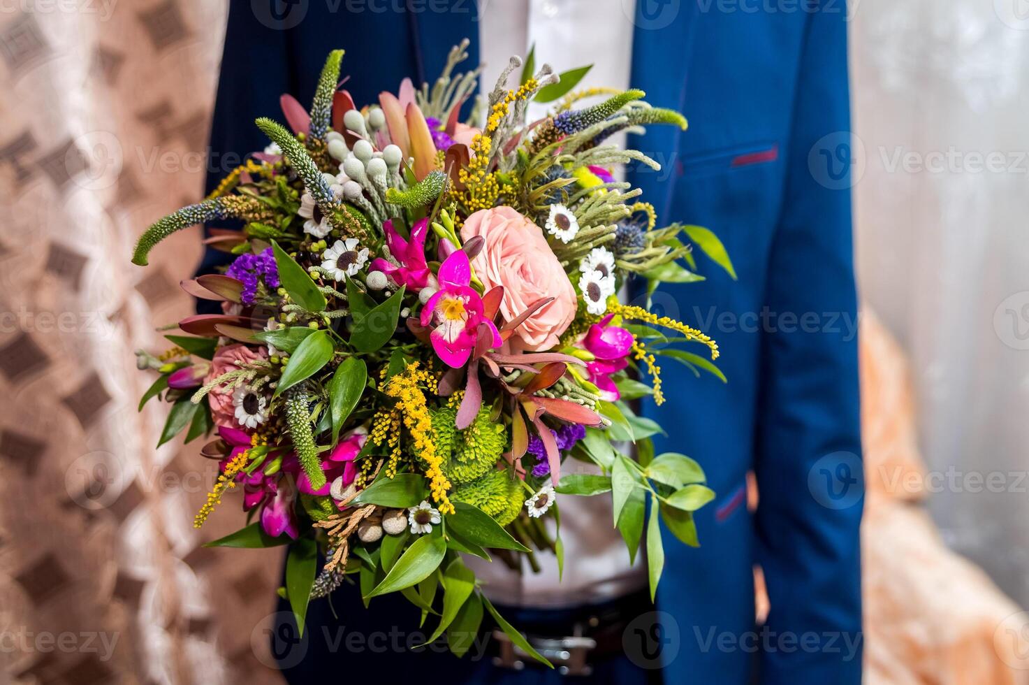 Casamento flores para especial evento. fechar você Visão do noivo segurando uma ramalhete do flores dentro mão foto