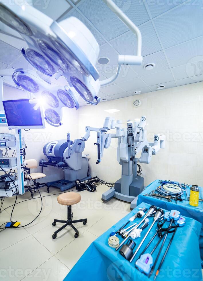 cirúrgico robô. hospital com robótico tecnologia equipamento, máquina dentro Operação sala. invasivo cirurgia com uma robótico dispositivo. da vinci cirurgia. moderno médico tecnologia foto