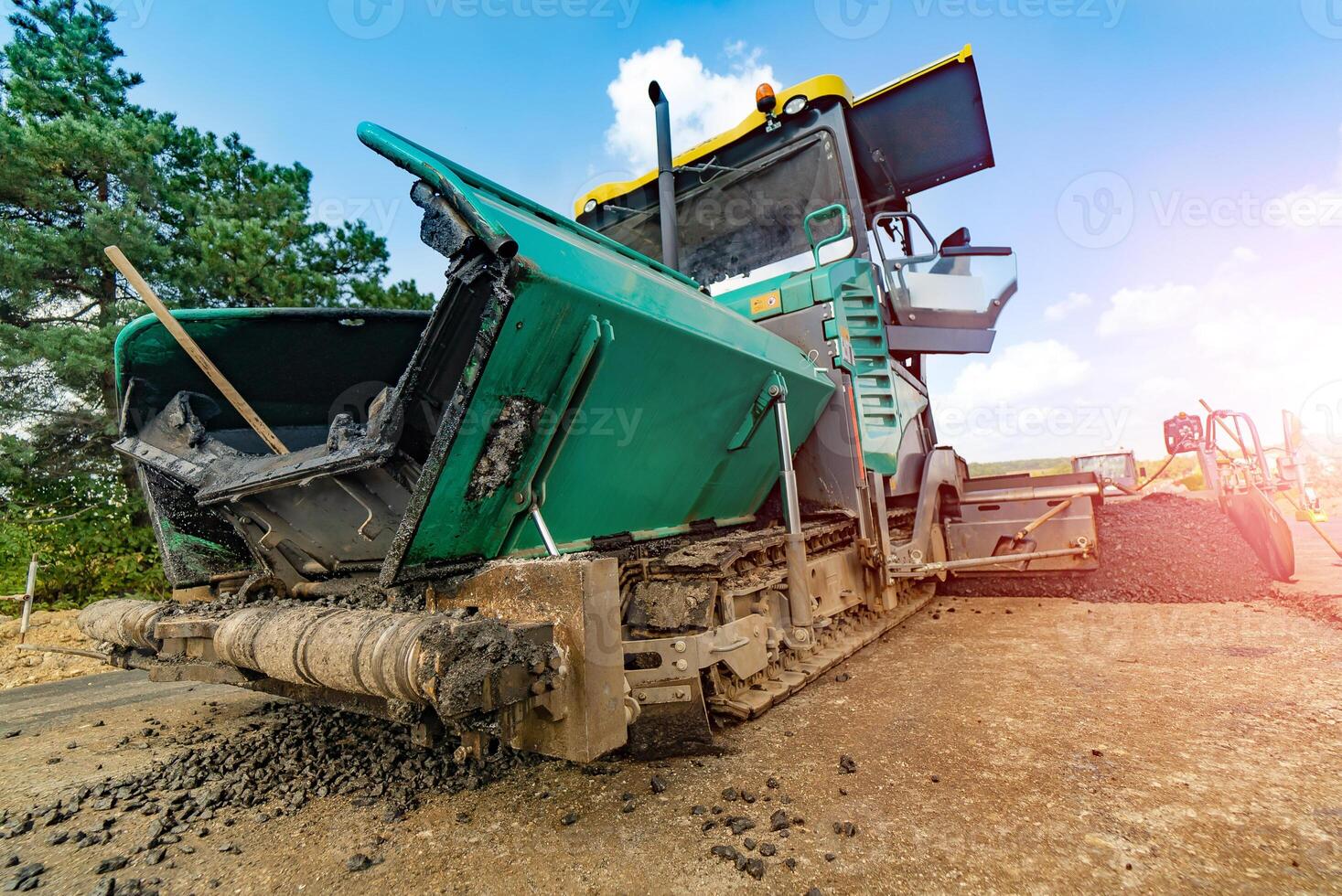 monitorados pavimentar pesado maquinaria. fresco asfalto pavimento. estrada construção conceito. foto