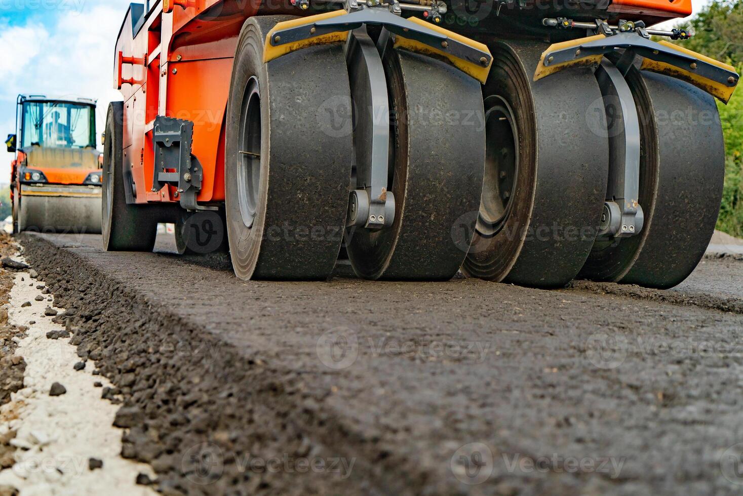 asfalto rolo este pilha e pressione quente asfalto enquanto fazer uma Novo estrada. estrada reparar máquina com pesado vibração rolos Compactador foto