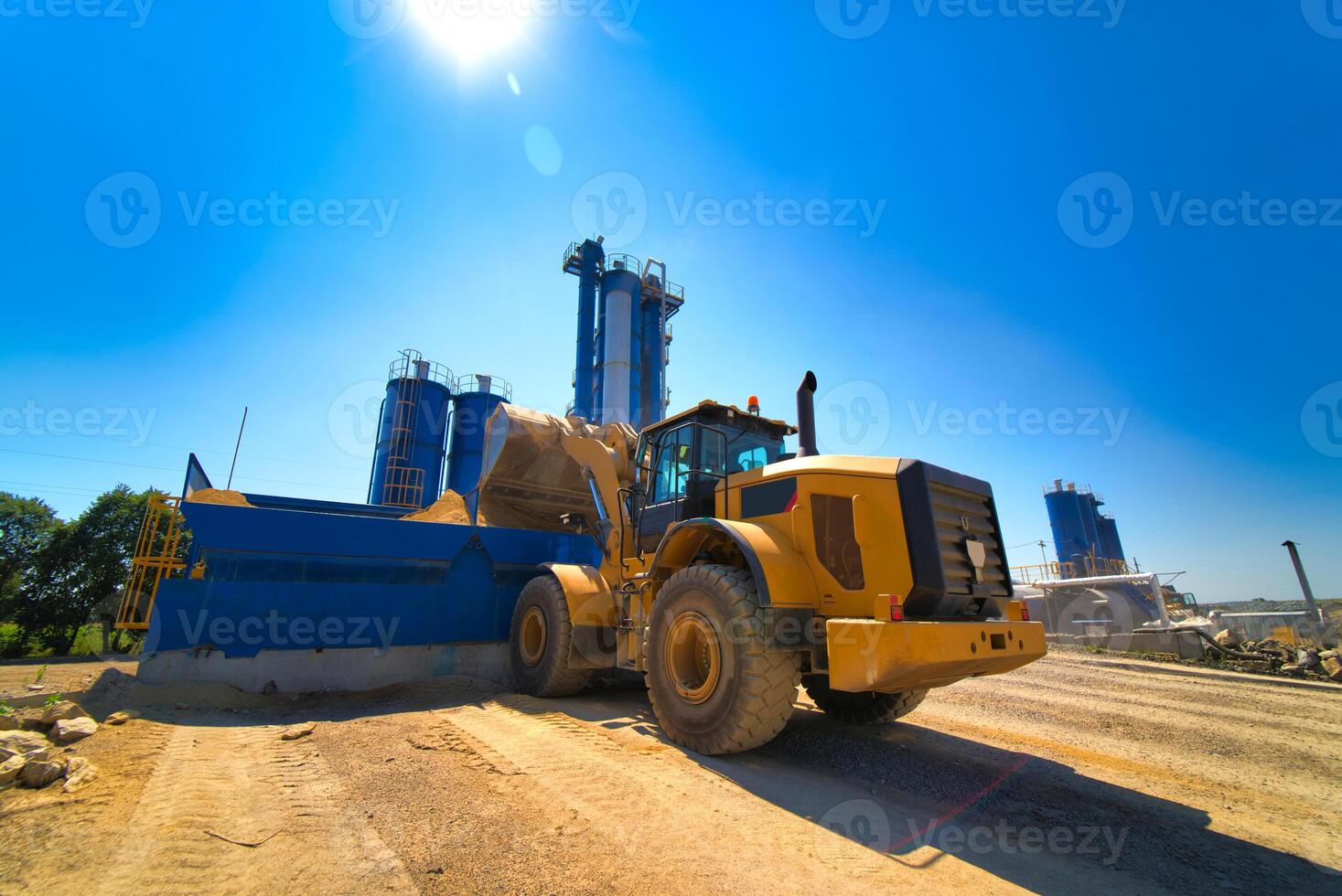 uma ampla construção escavadora do amarelo cor em a construção local dentro uma pedreira para pedreira foto