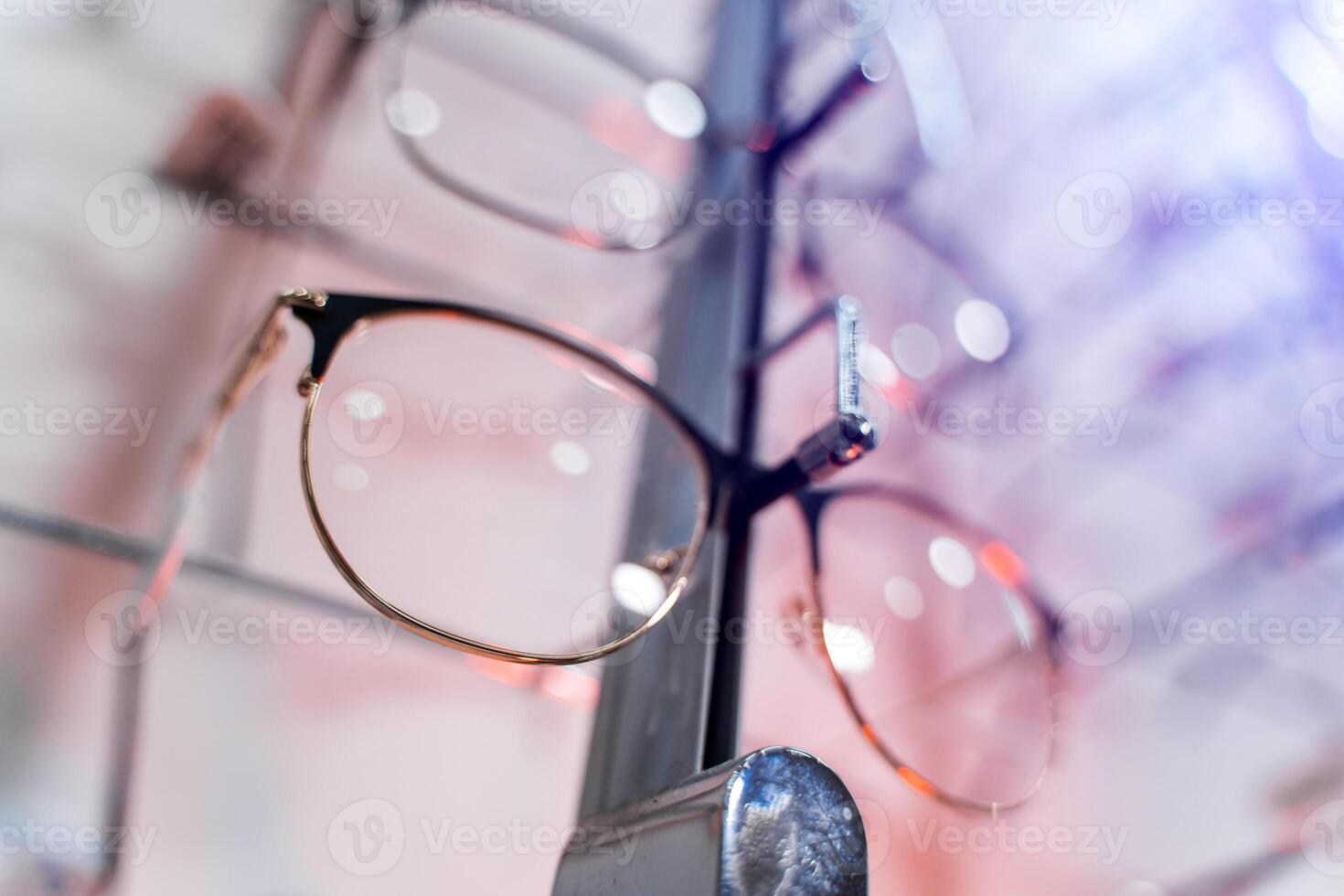 linha do óculos às a oculistas. Óculos fazer compras. ficar de pé com óculos dentro a loja do óptica. visão correção. foto